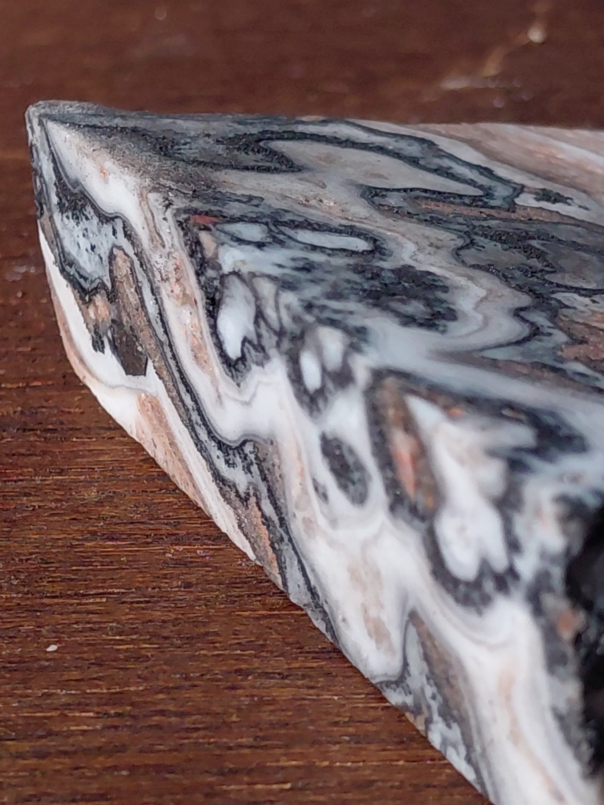 Zebra Calcite Self-Standing “Wedge” Dspl UV Psychedelic Wavey Band 3x 2 1/2″