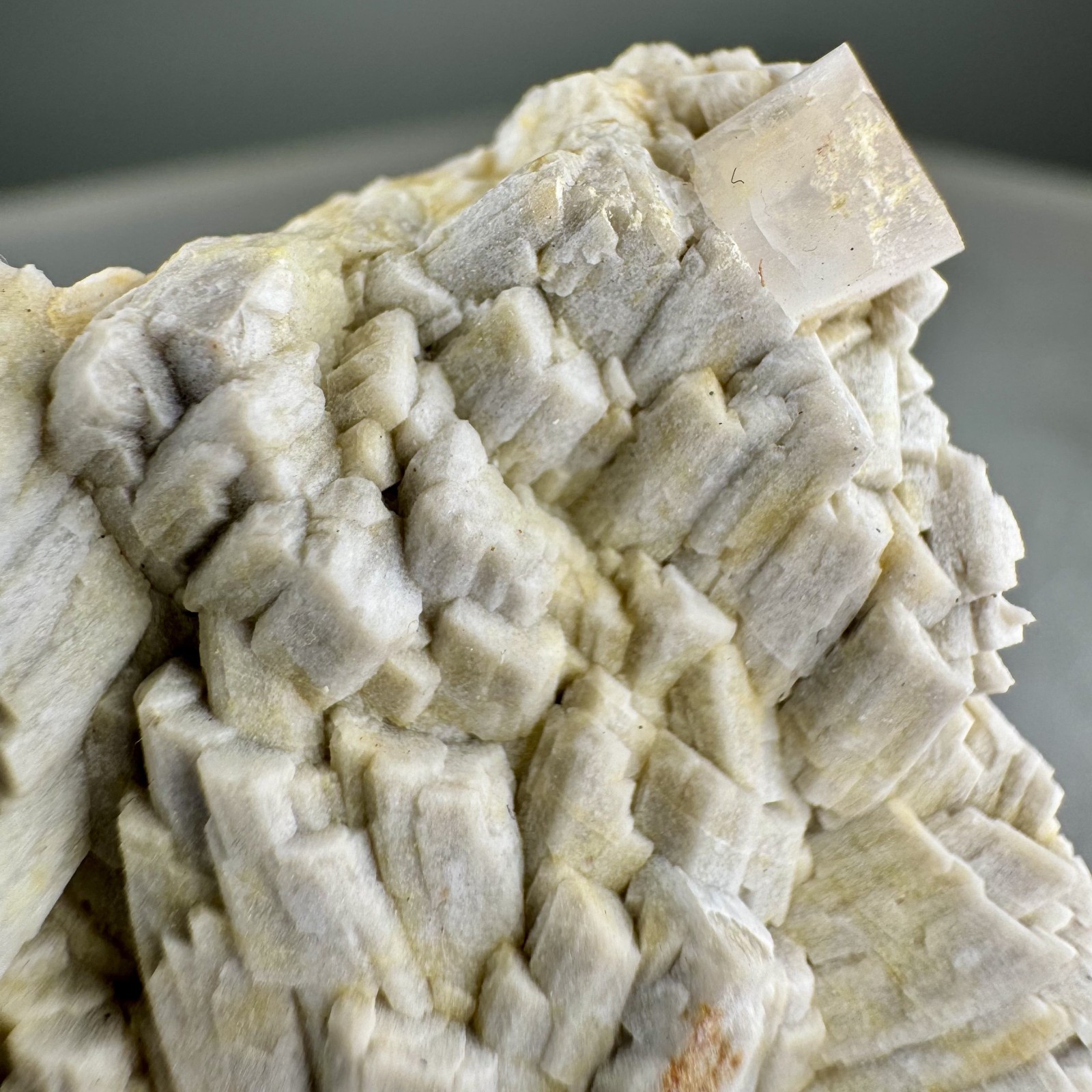 Sogdianite, Microcline, Arfvedsonite: Washington Pass, Washington, USA