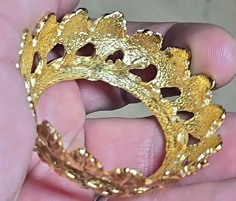 vintage gold tone crown of leaves egg stand display holder 1 2/8″ Diameter