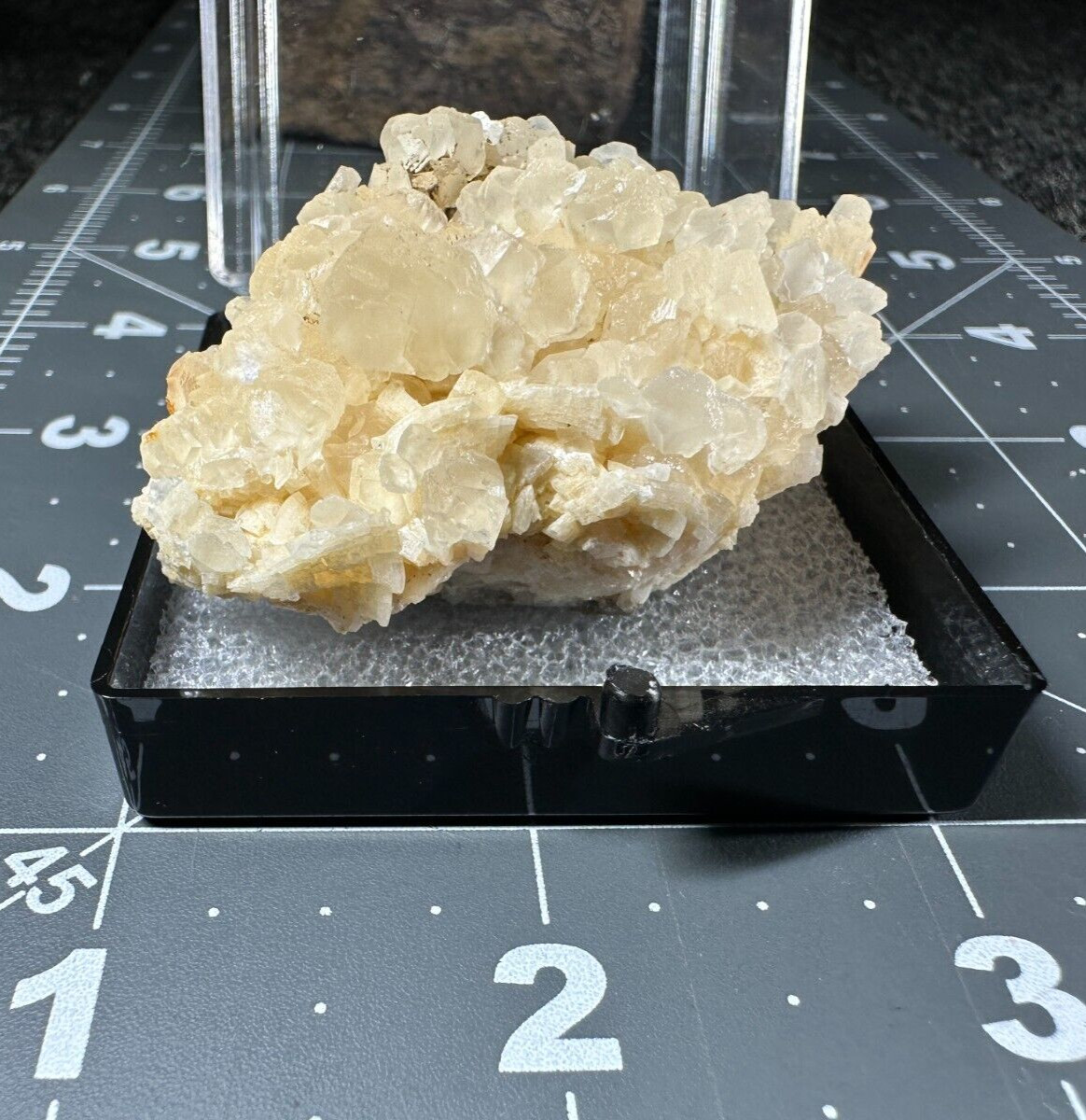 ➤ 2-1/2″ PHOSFLUORESCENT CREAM CALCITE on DOLOMITE Corydon Indiana VIDEO➤465