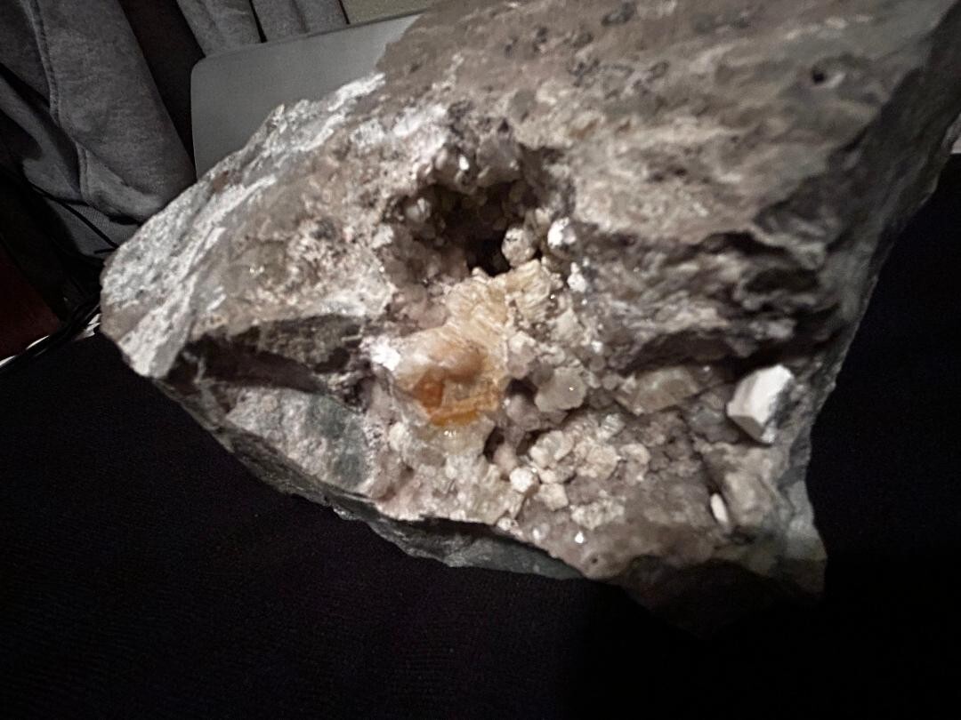 KB: BRIGHT! FL. YELLOW/WHITE SW/LW WELOGANITE XLS. FROM FRANCON QUARRY, CANADA