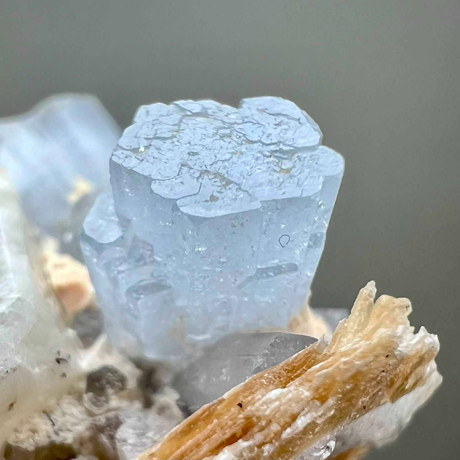 52CT, Top Quality! Natural Sky Blue Aquamarine Crystals with mica on matrix ,PAK