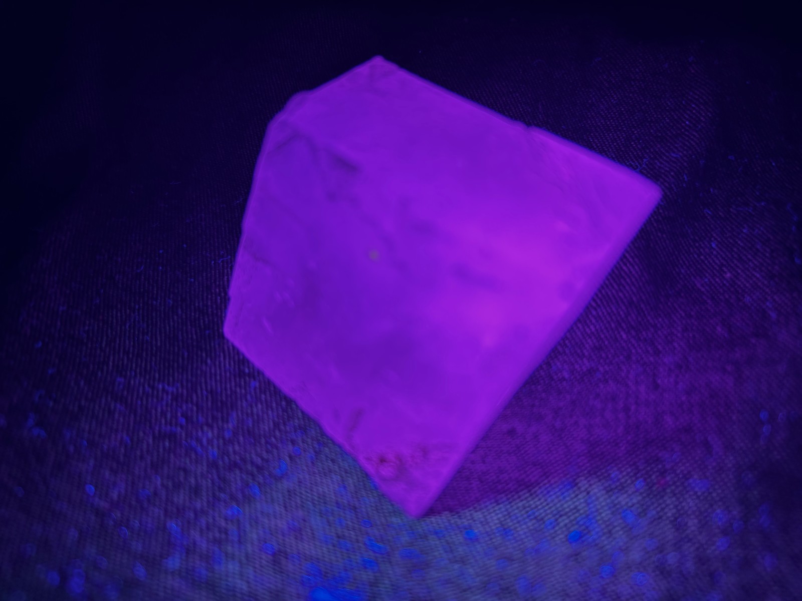 KB: GREAT! SW FL. BLUE/WHITE & PINK LW & PHOSPHORESCENT CALCITE XL. FROM MEXICO