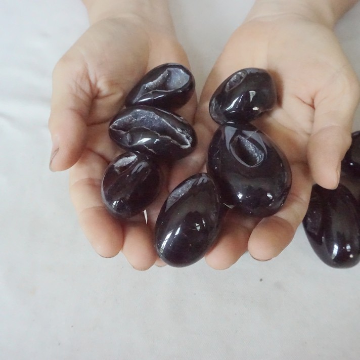 2.2LB 21Pcs Black Carnelian Agate Crystal Geode Egg Carved Palm Stone Healing