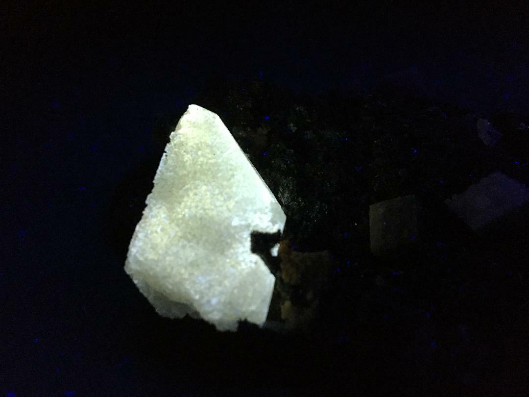 KB: SW FL BRIGHT WHITE & YELLOW/WHITE XL SCHEELITE FROM INNER MONGOLIA, CHINA