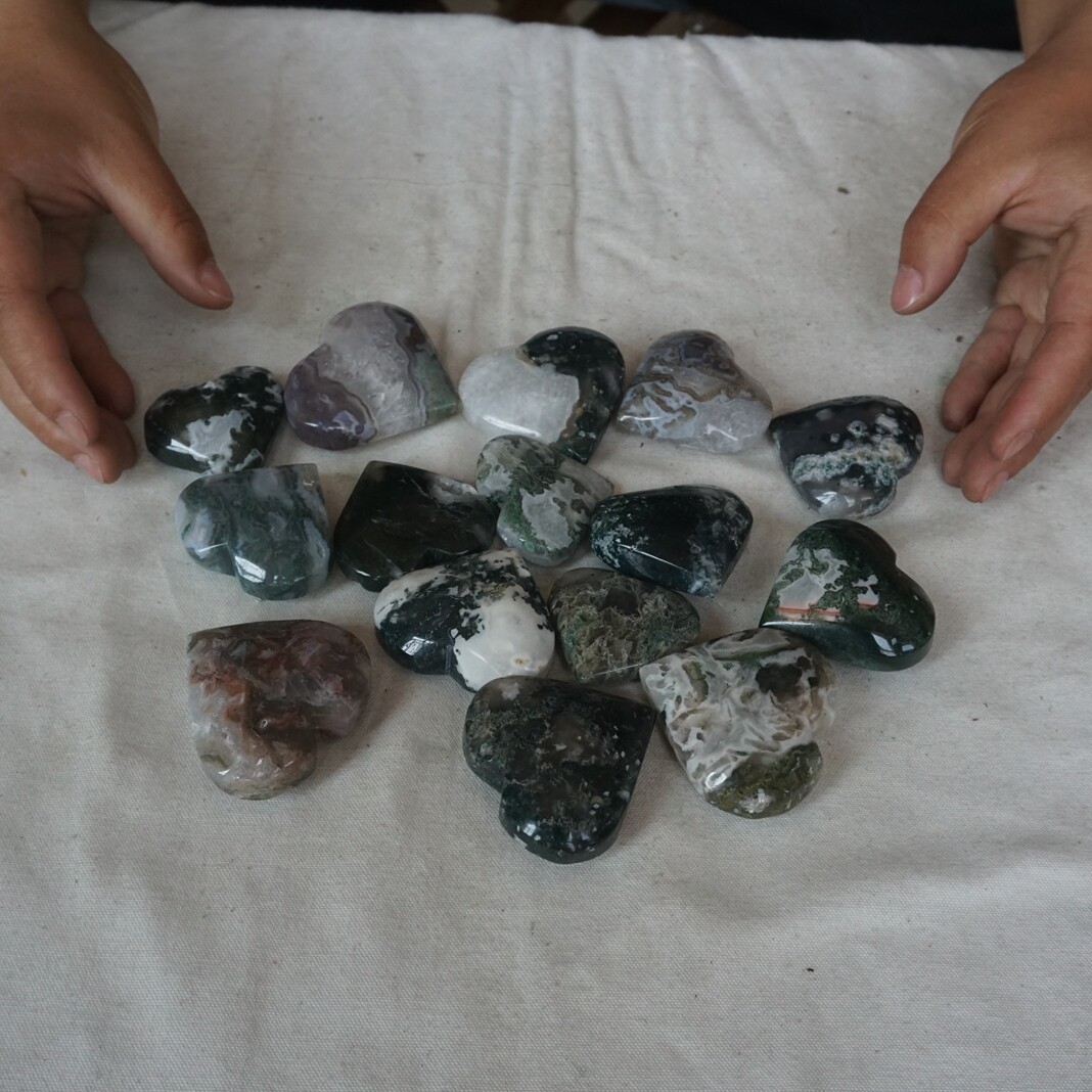 2.2LB 12Pcs Natural Moss Agate Carnelian Quartz Crystal Heart Palm Stone Healing