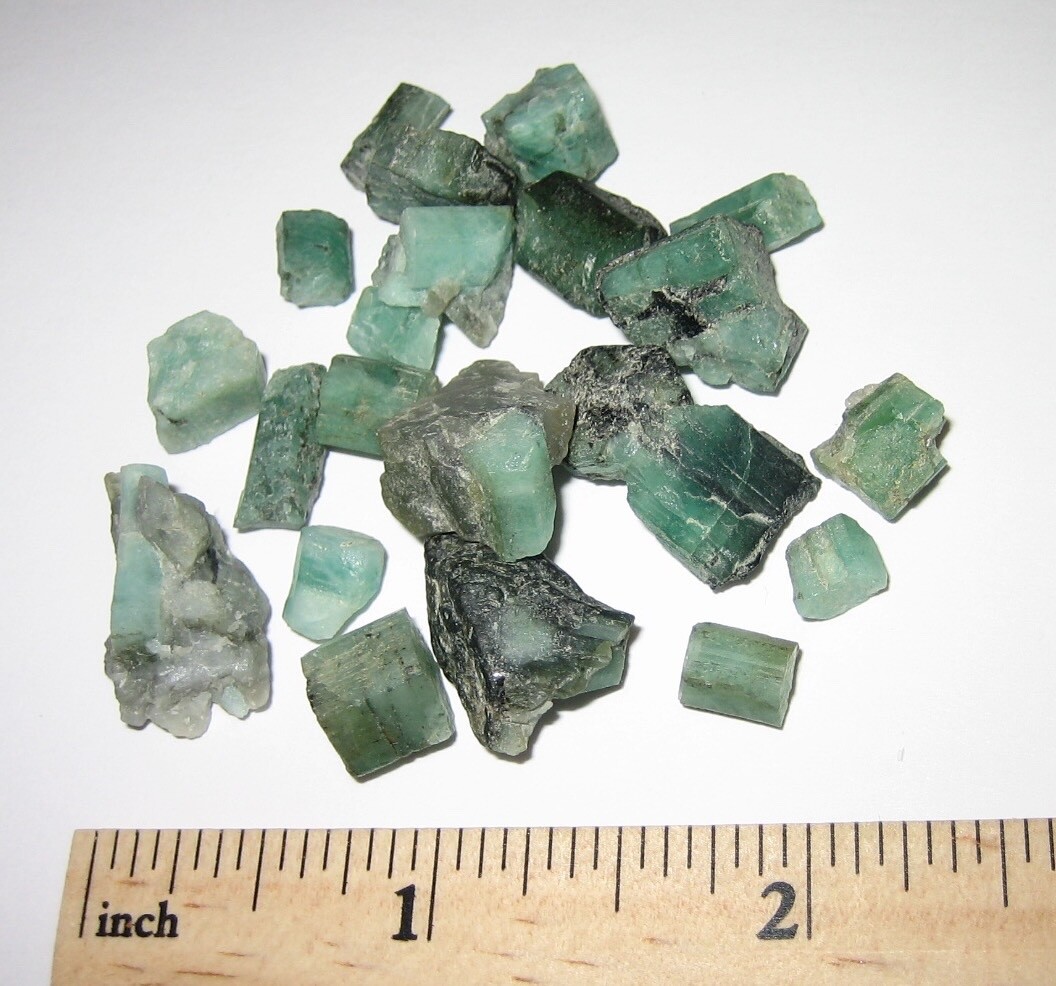 22 BEAUTIFUL NATURAL 0.2″- 0.5″ EMERALD GREEN BERYL CRYSTALS BRAZIL 22.4grams *A