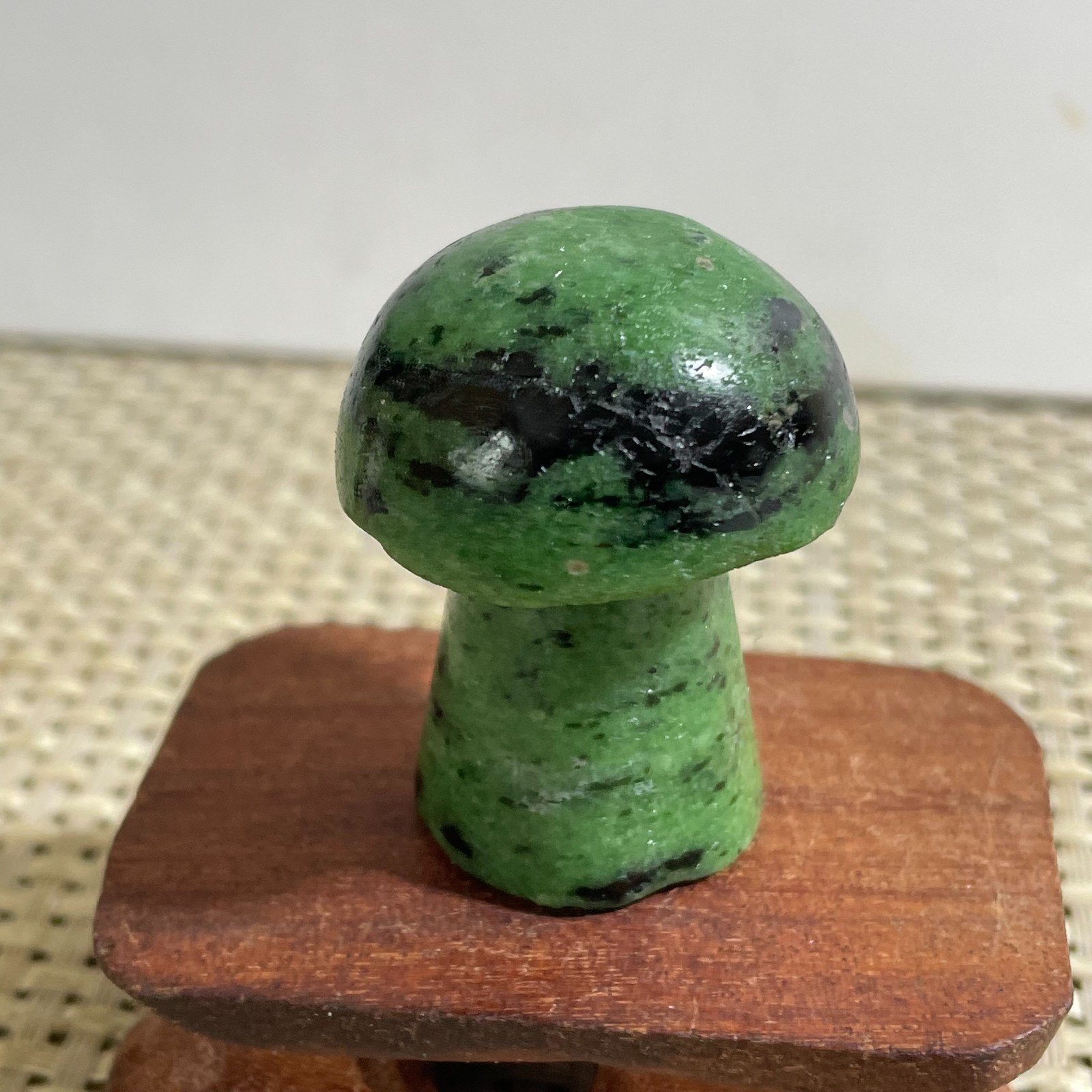 49g Natural quartz green treasure, carved and polished, mushrooms