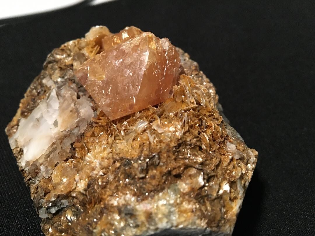 KB: SW FL BRIGHT BLUE/WHITE XL OF SCHEELITE ON MATRIX PINGWU MINE, SICHUAN CHINA