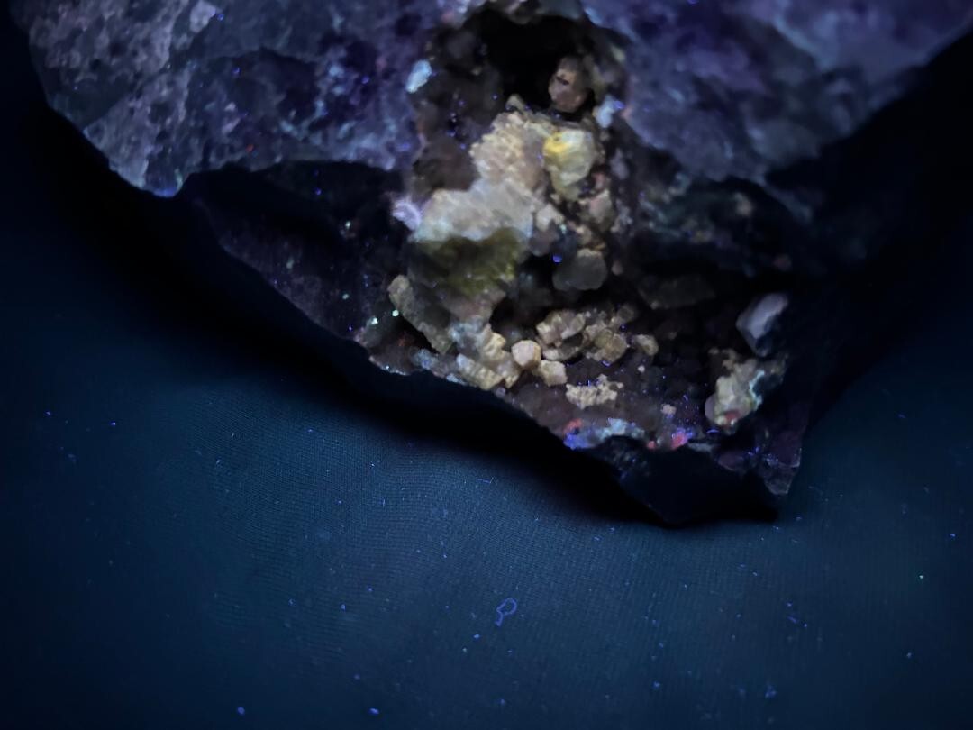 KB: BRIGHT! FL. YELLOW/WHITE SW/LW WELOGANITE XLS. FROM FRANCON QUARRY, CANADA