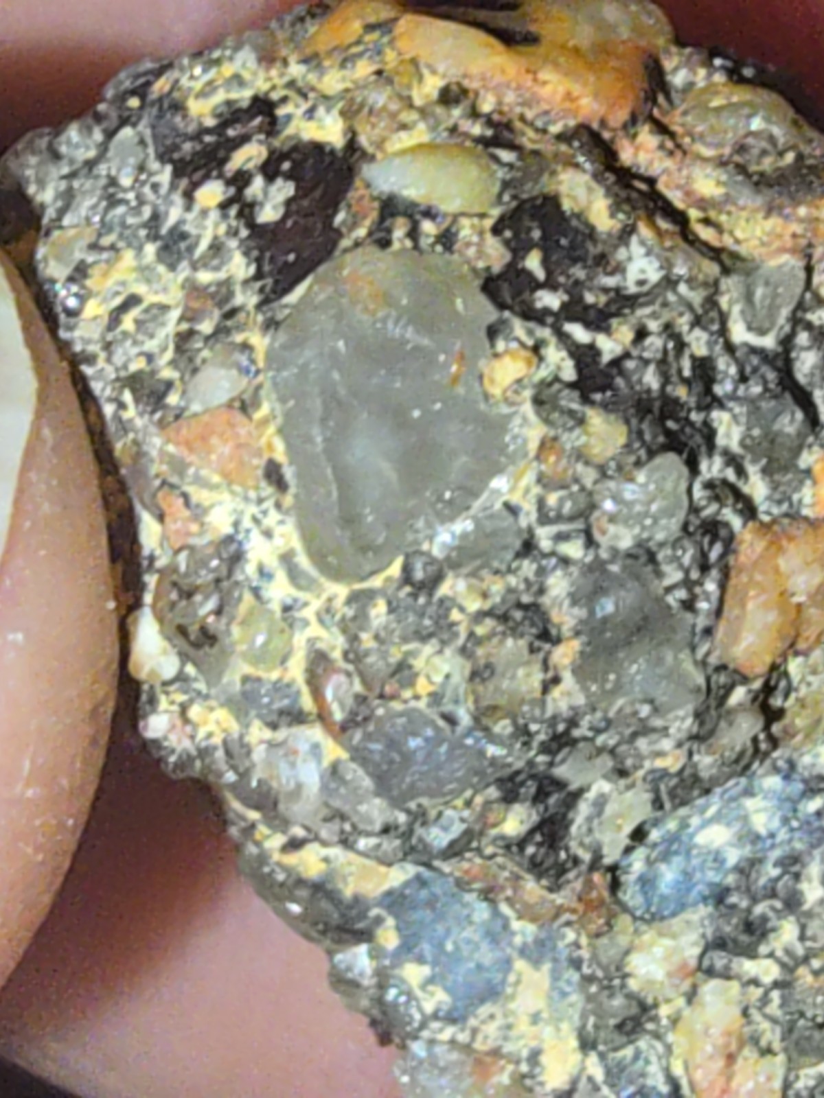 Bearing diamond rock that’s 1 1/2 tall by 1 1/4 inches in whith.