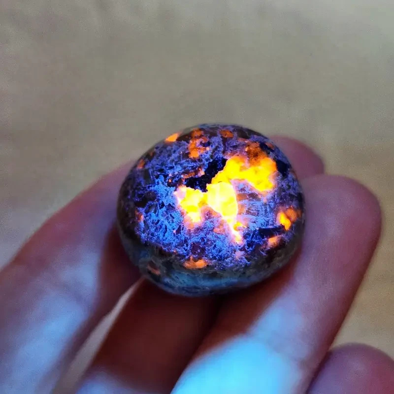 Natural Yooperlite Tumbled Stones UV Reactive Fluorescent sodalite Crystal Gift
