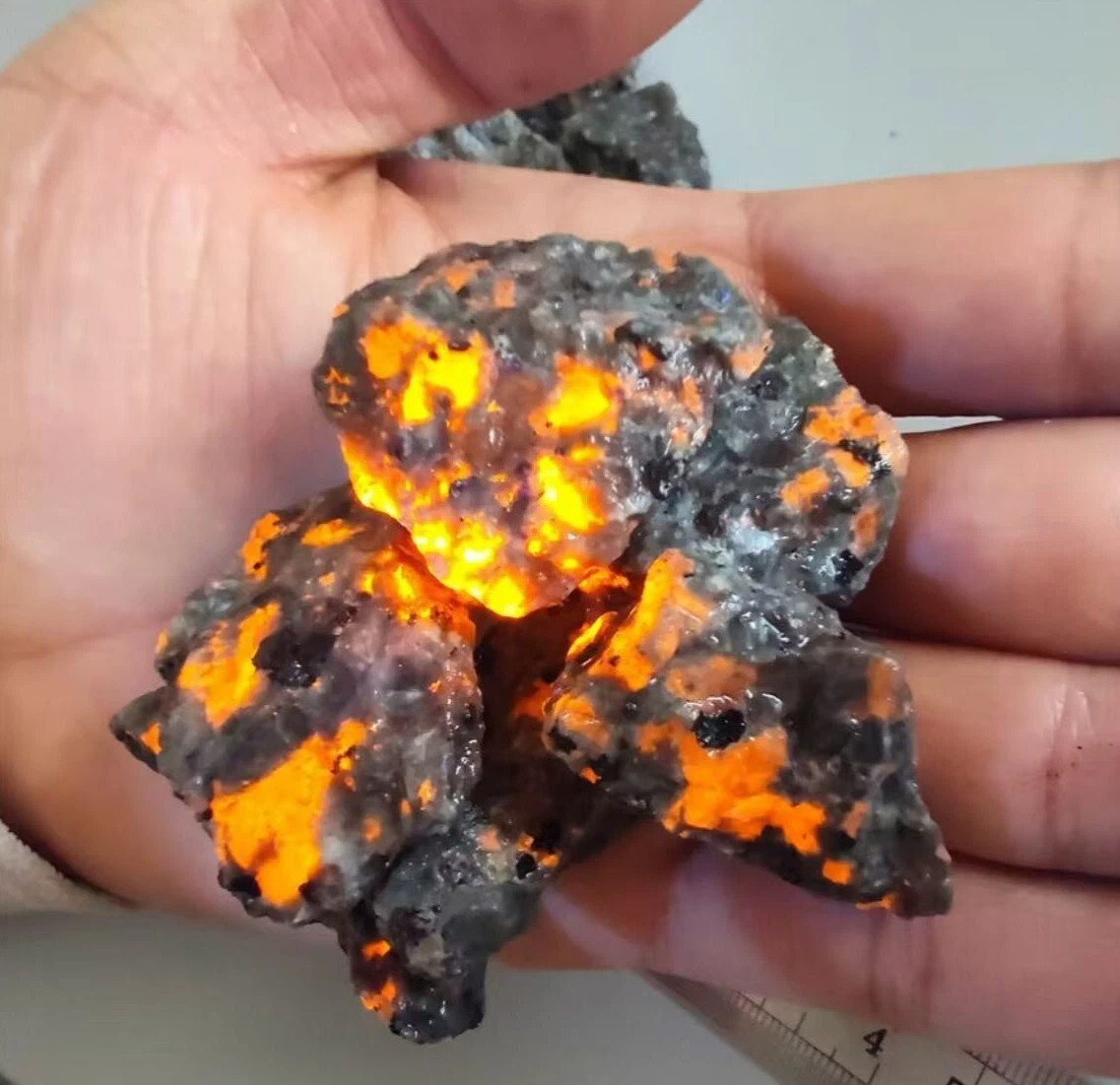 3pcs Rough Yooperlite Stones – UV Fluorescent Glowing Emberlite Fire Rocks Gifts
