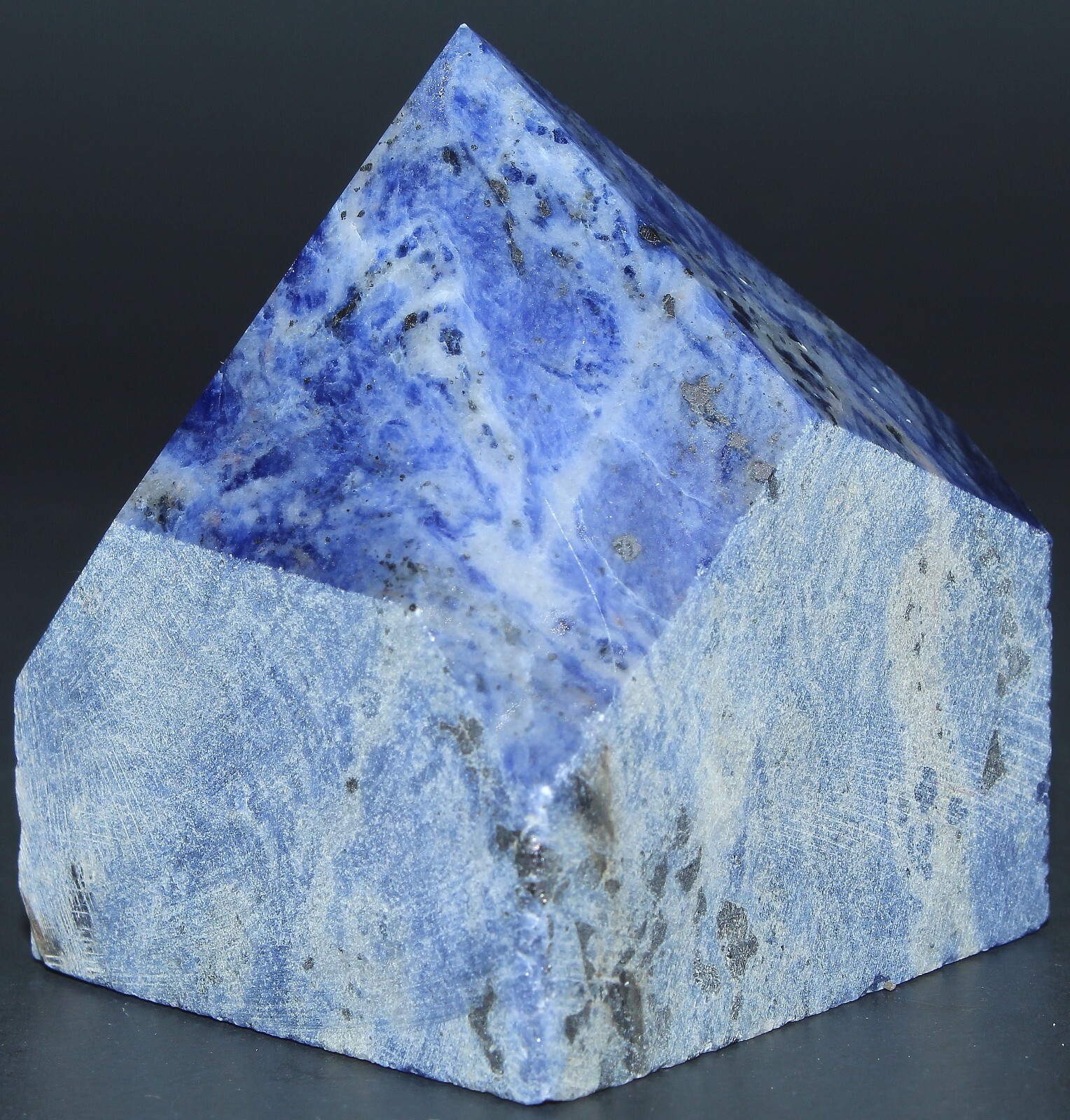 Maine Sodalite Top-Polished Point / 2.39″ (60.70 mm) 8.50 oz (240.97 gr) / 3400