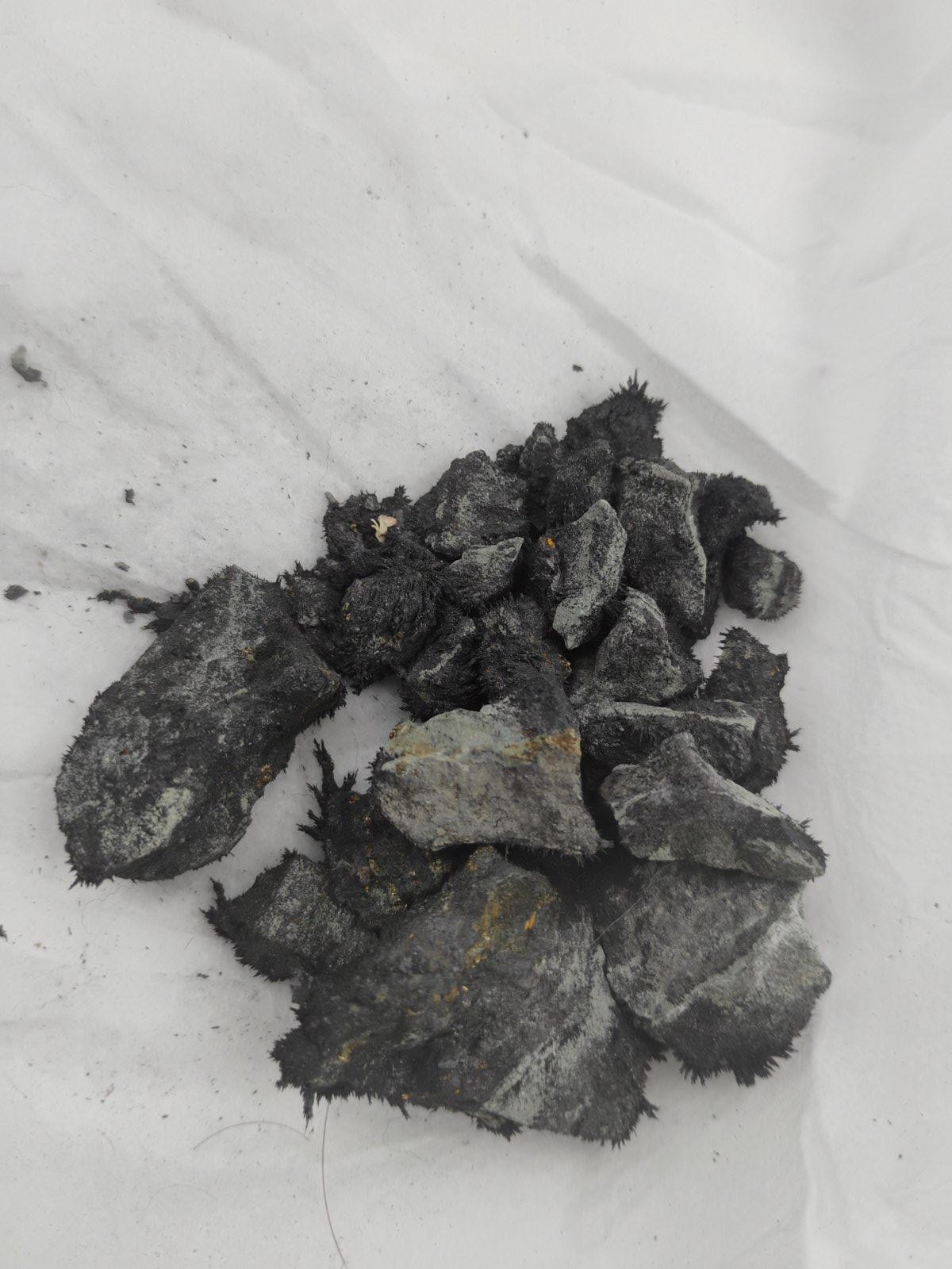 Large Lodestone Magnetite plus smaller stones iron+powder – 3.4 lbs 1542g USA