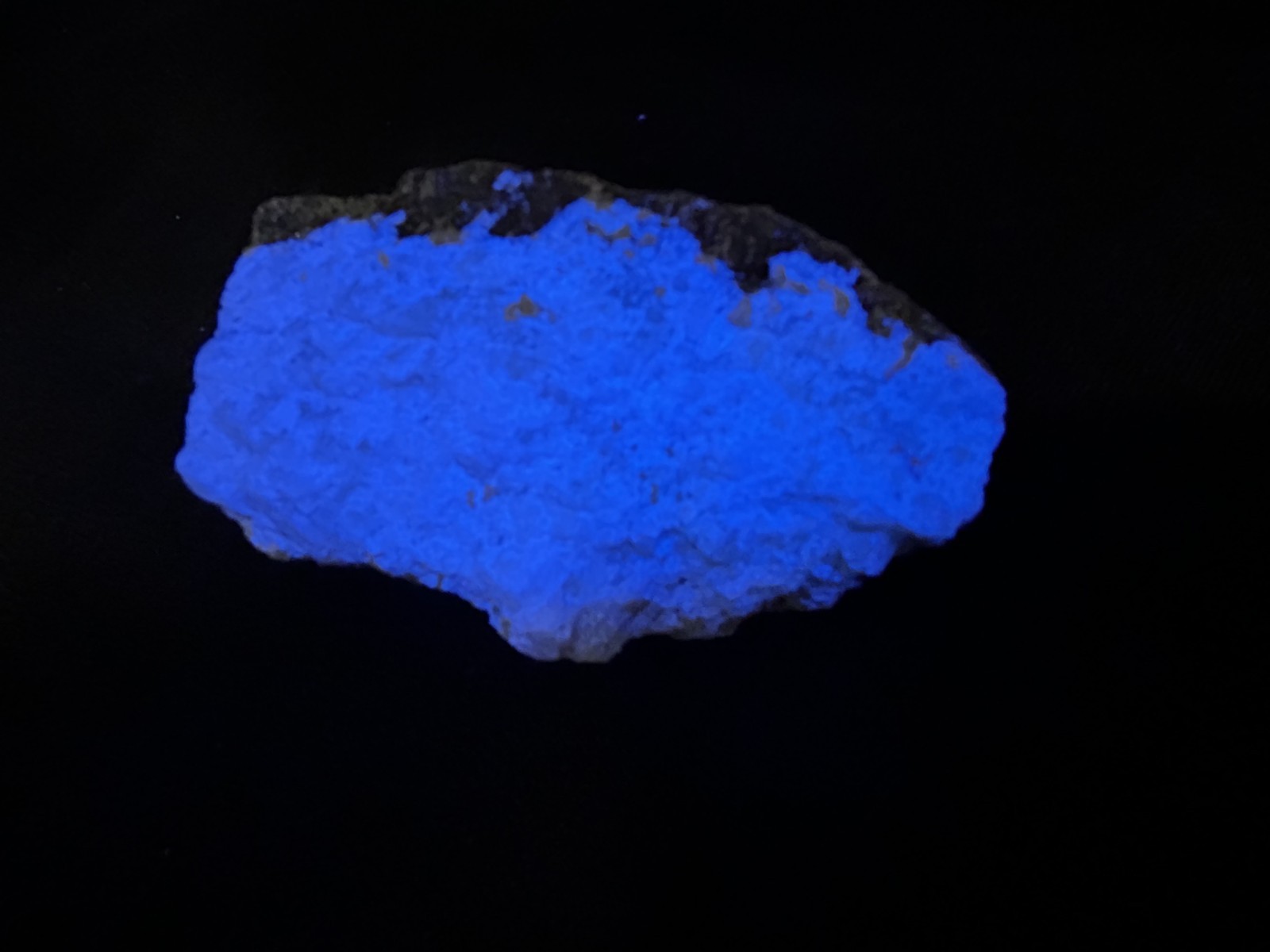 KB: SW FL BRIGHT!! BLUE/WHITE SCHEELITE XLINE. ON GNEISS YUNNAN PROVINCE, CHINA