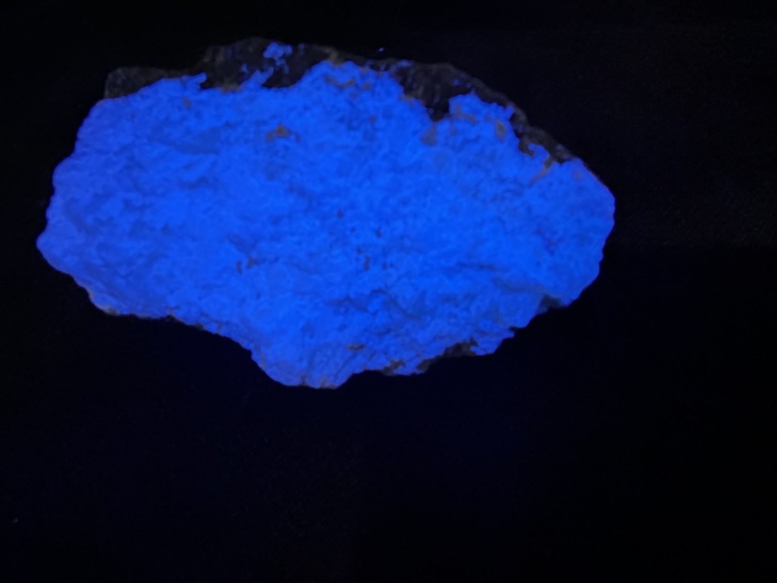 KB: SW FL BRIGHT!! BLUE/WHITE SCHEELITE XLINE. ON GNEISS YUNNAN PROVINCE, CHINA