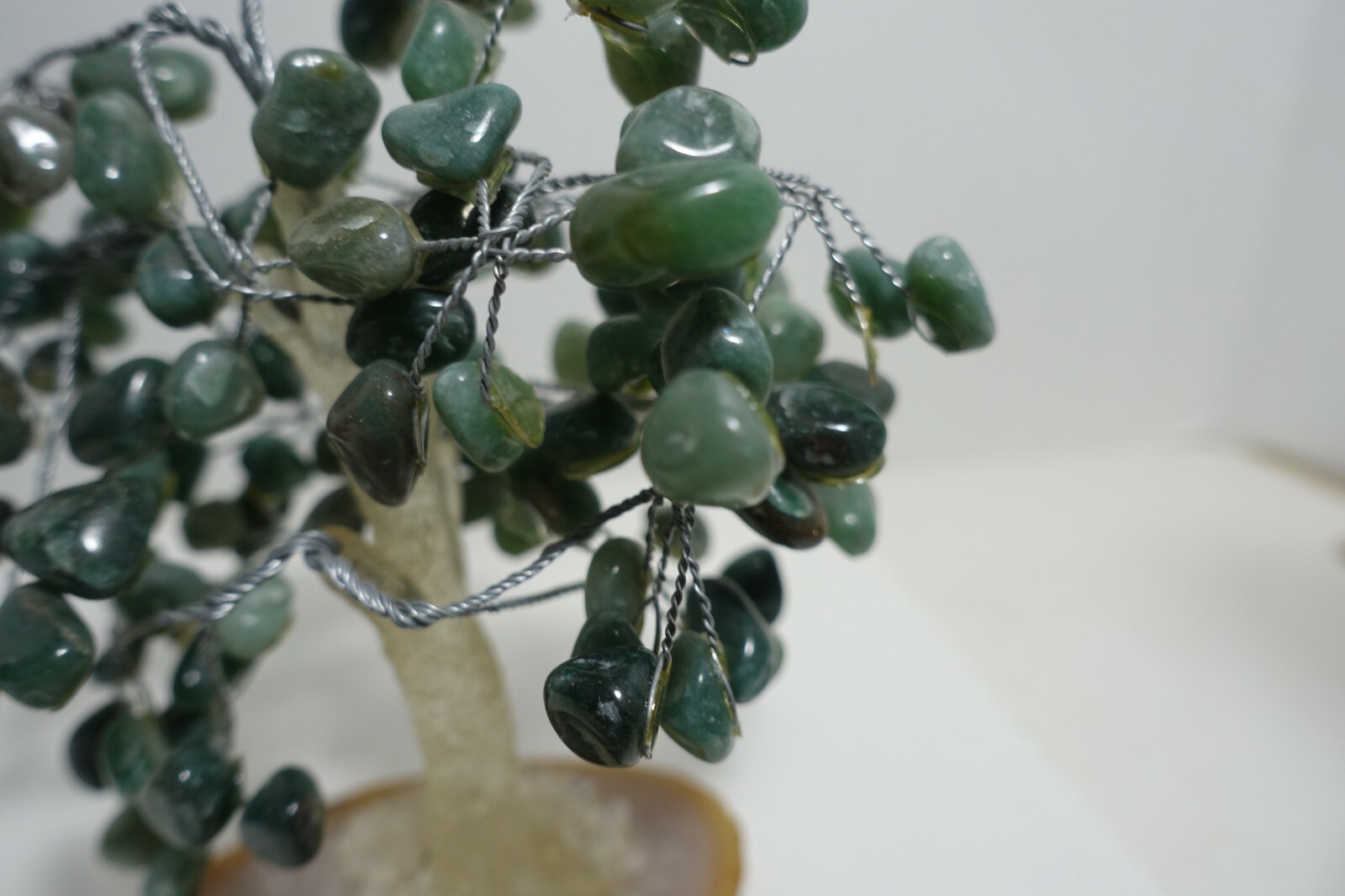 qz-6 -HANDCRAFTED BONSAI TYPE TREE, JADE, WIRE, LUCITE AND AGATE GEODE SLICE 6″H