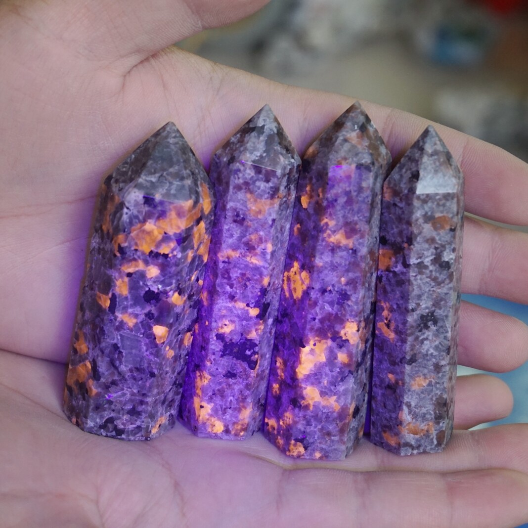 2.2LB 12Pcs Yooperlite Fire Stone Crystal Tower Flashing Flame Under Ultraviolet