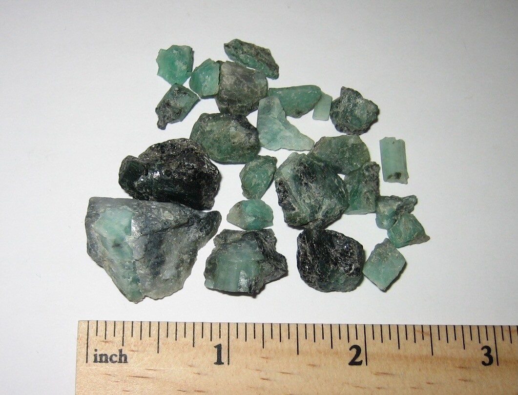 23 SMALL NATURAL ROUGH 0.2″- 0.5″ EMERALD GREEN BERYL CRYSTALS BRAZIL ~ 23.2g *2