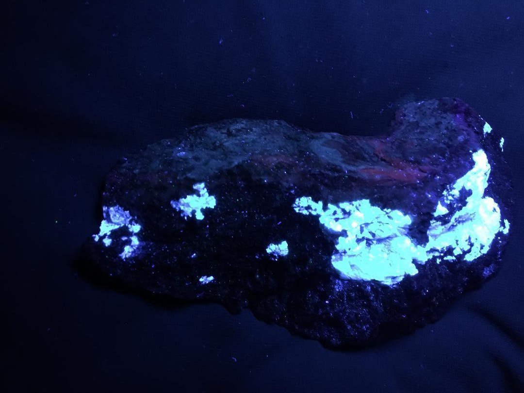 KB: FANTASTIC AND BRIGHT FL. BLUE/WHITE SW SCHEELITE ON MATRIX FROM CT, USA