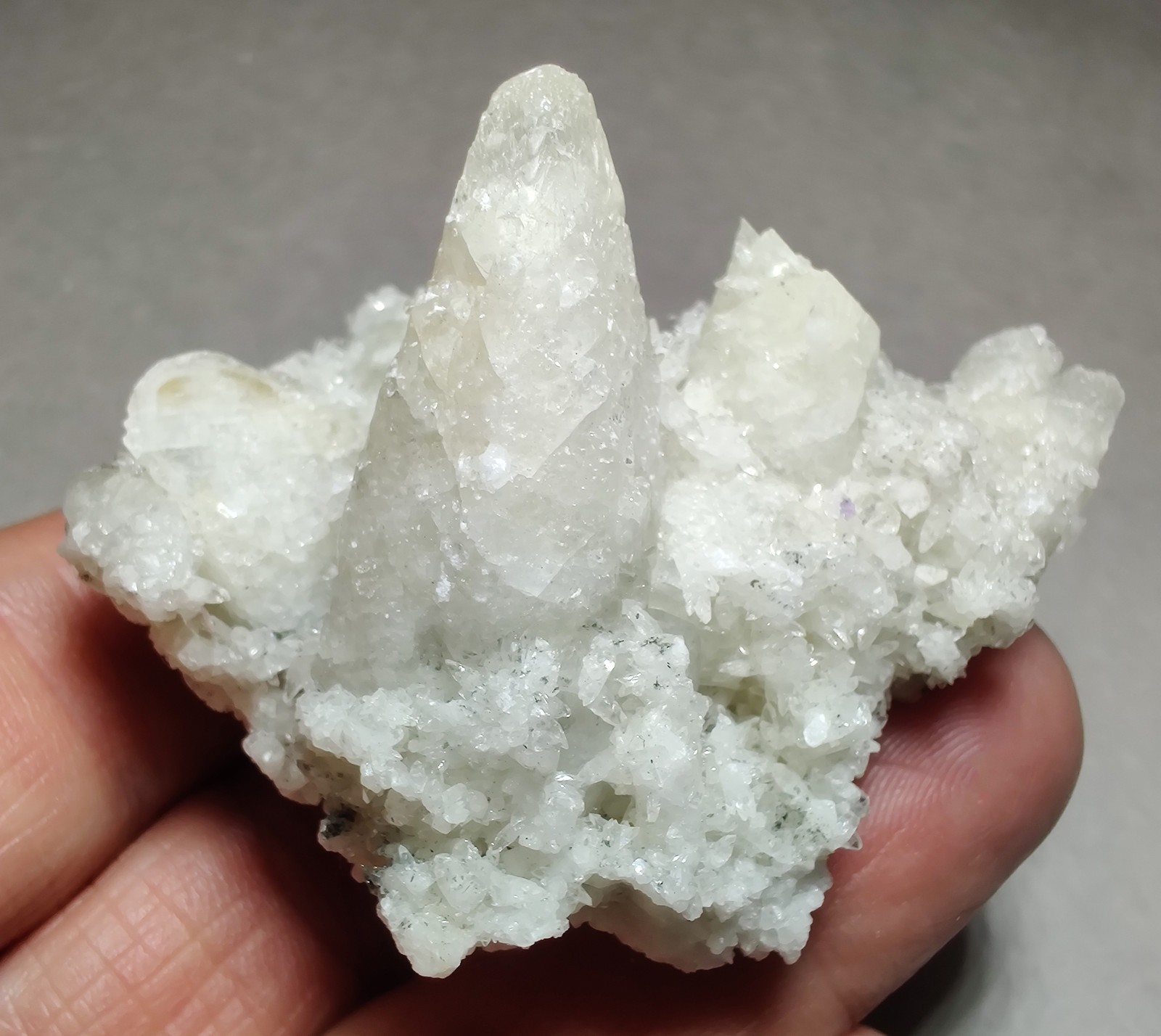 Calcite crystal specimen, fluorescent. Kentucky. 77 grams.