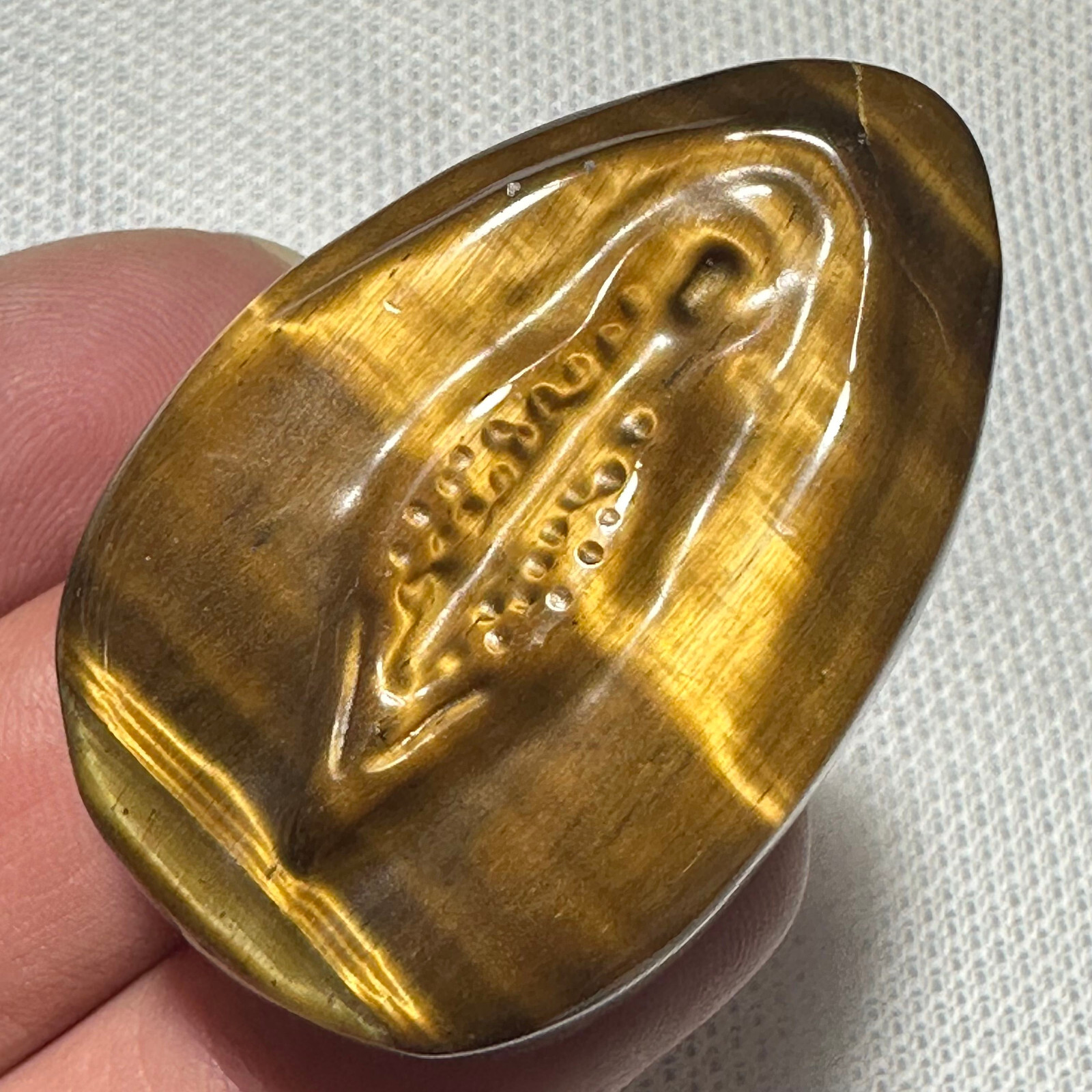 Natural Tiger eye Carved Vagina Quartz Skull Crystal Specimen Reiki Healing 1PC