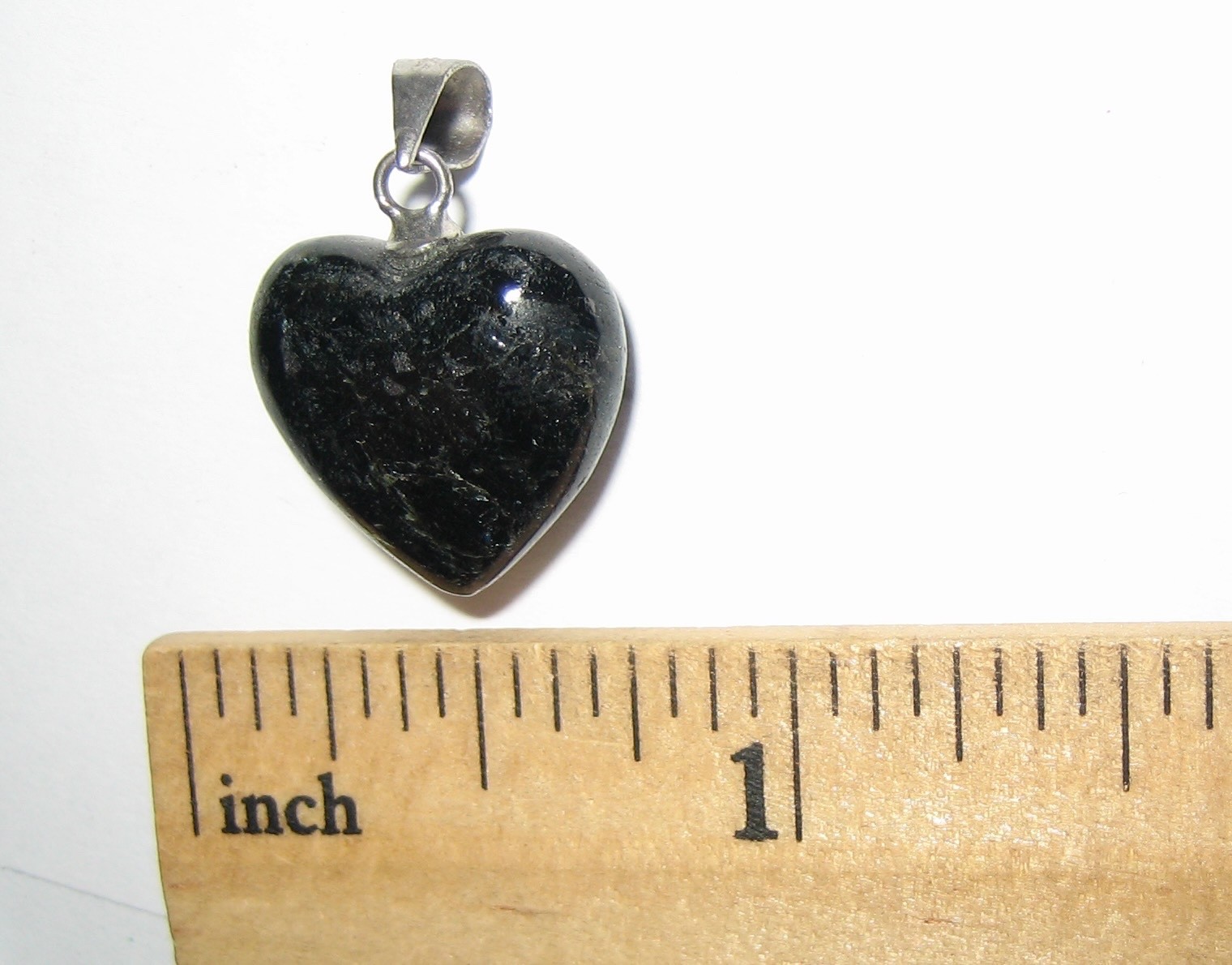 15mm RARE! POLISHED NATURAL AUTHENTIC NUUMMITE STONE HEART PENDANT GREENLAND *1