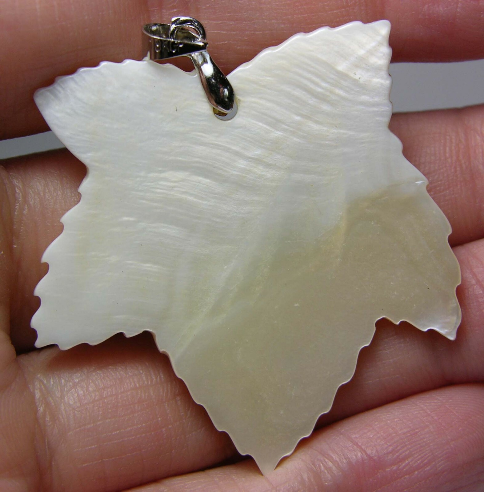 #16 1 1/2 in. Asia 100% Natural Hand Carved Mother Of Pearl leaf Pendant 38mm