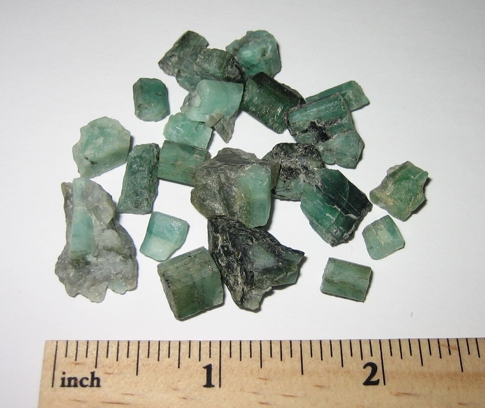 22 BEAUTIFUL NATURAL 0.2″- 0.5″ EMERALD GREEN BERYL CRYSTALS BRAZIL 22.4grams *A