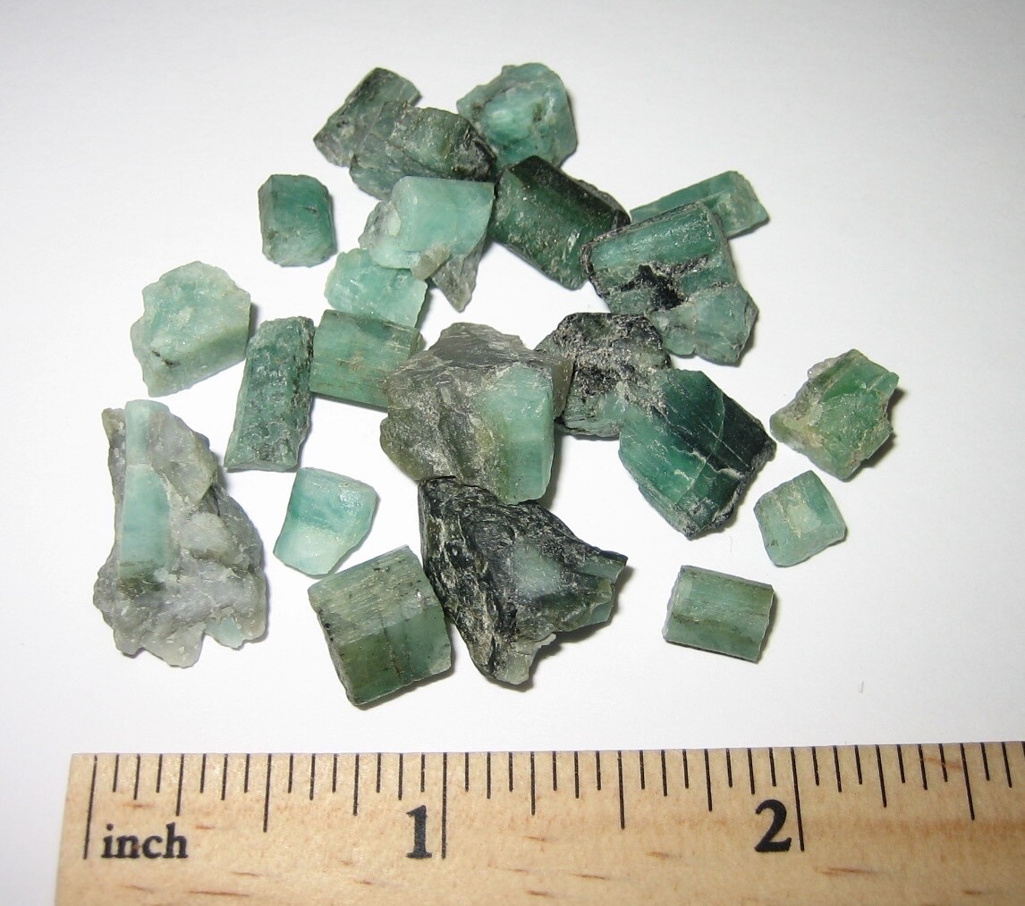 22 BEAUTIFUL NATURAL 0.2″- 0.5″ EMERALD GREEN BERYL CRYSTALS BRAZIL 22.4grams *A