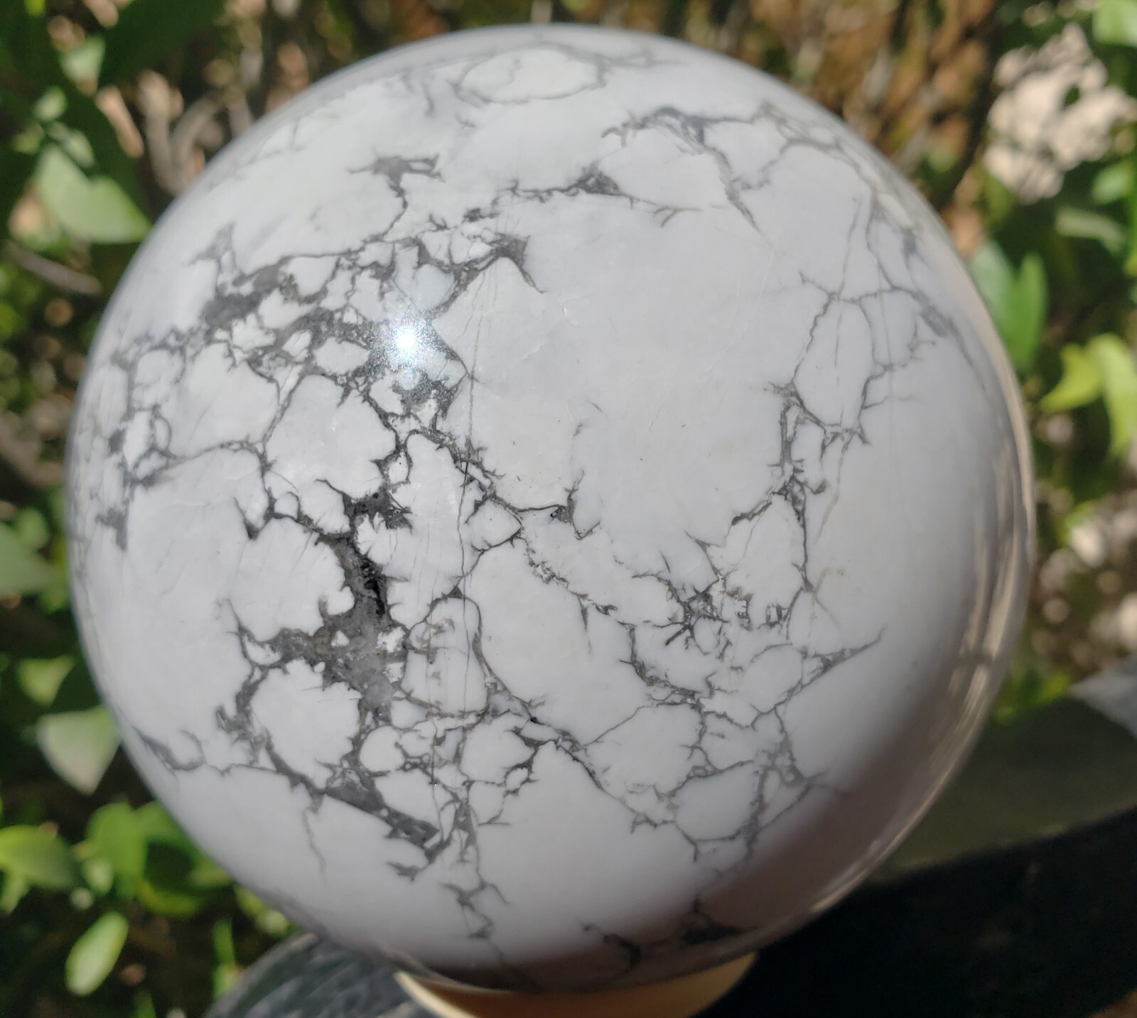 4.0″ Howlite Quartz Crystal Sphere Orb Ball Stone UV Fluorescence, 1812g