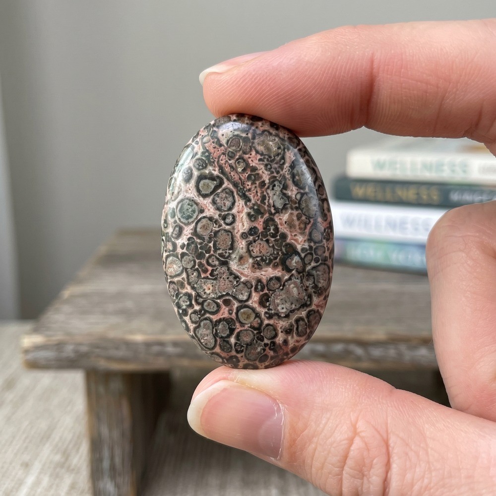 Wholesale 1.97″ Natural Leopard Stone Crystal Palm Stone Healing Decor Gift