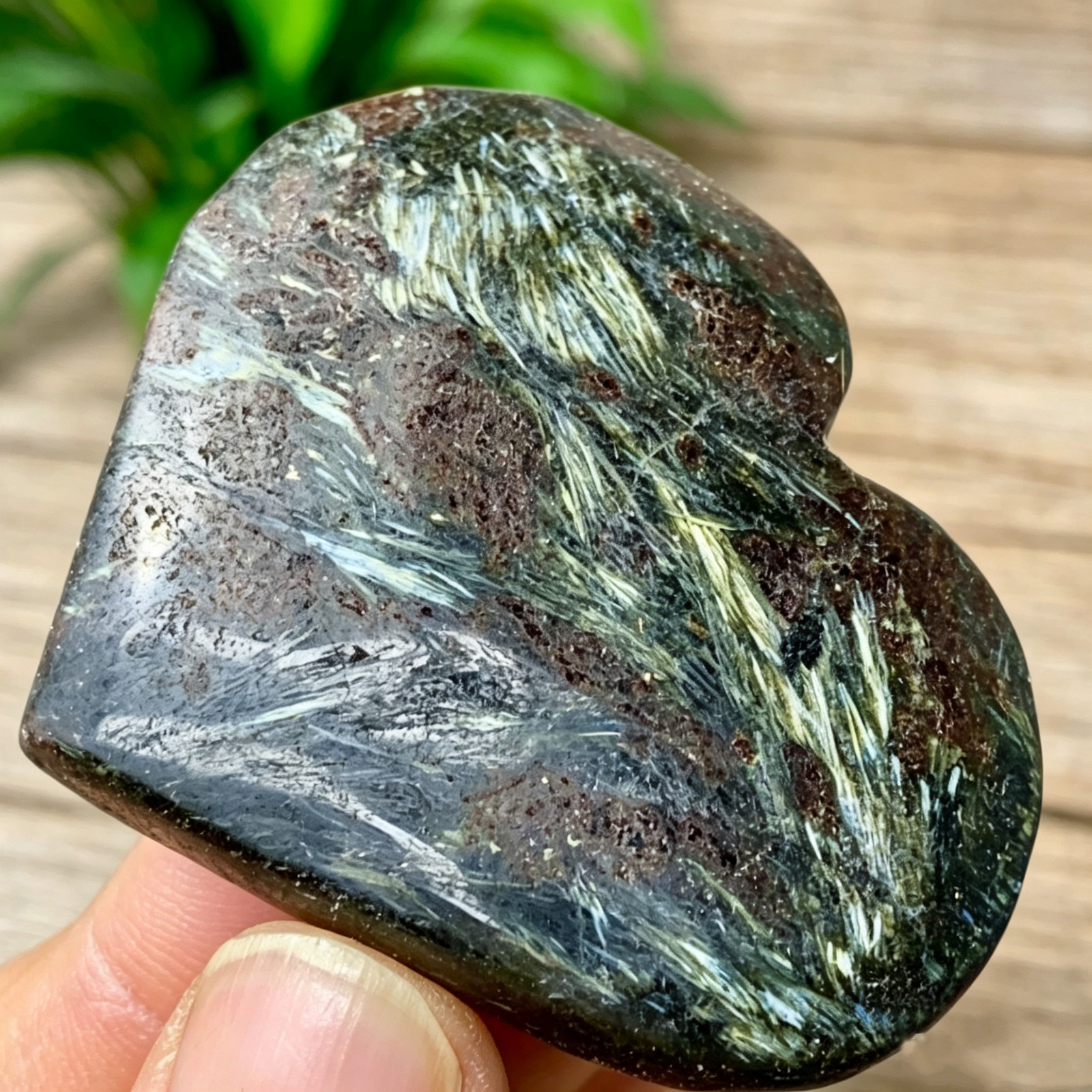 Arfvedsonite Heart Palm Stone 7-8cm Natural Firework Flash Crystal
