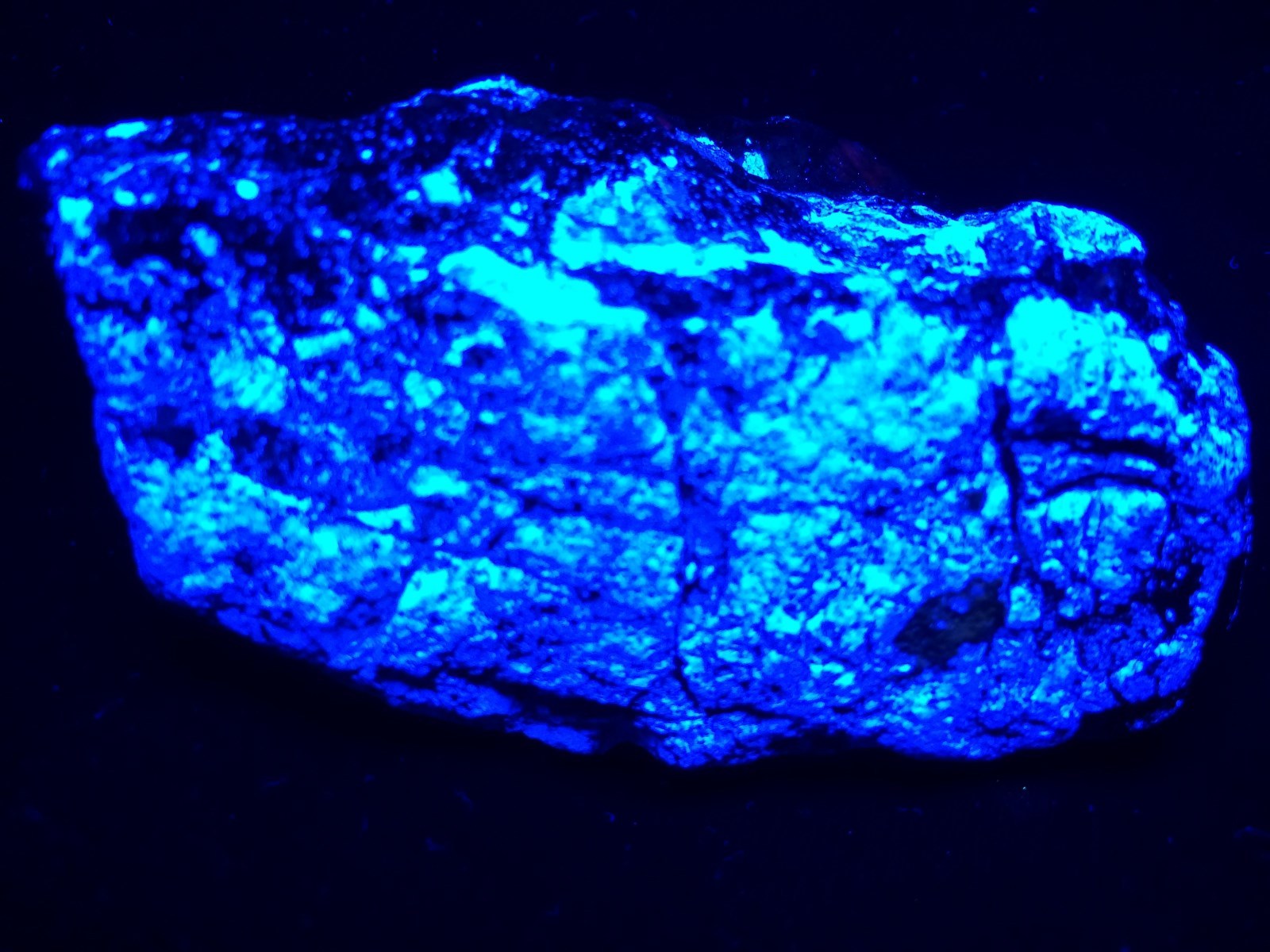 KB: FANTASTIC ORE SPECIMEN SW FL. BLUE/WH SCHEELITE & RED CALCITE ANDREW MINE CA