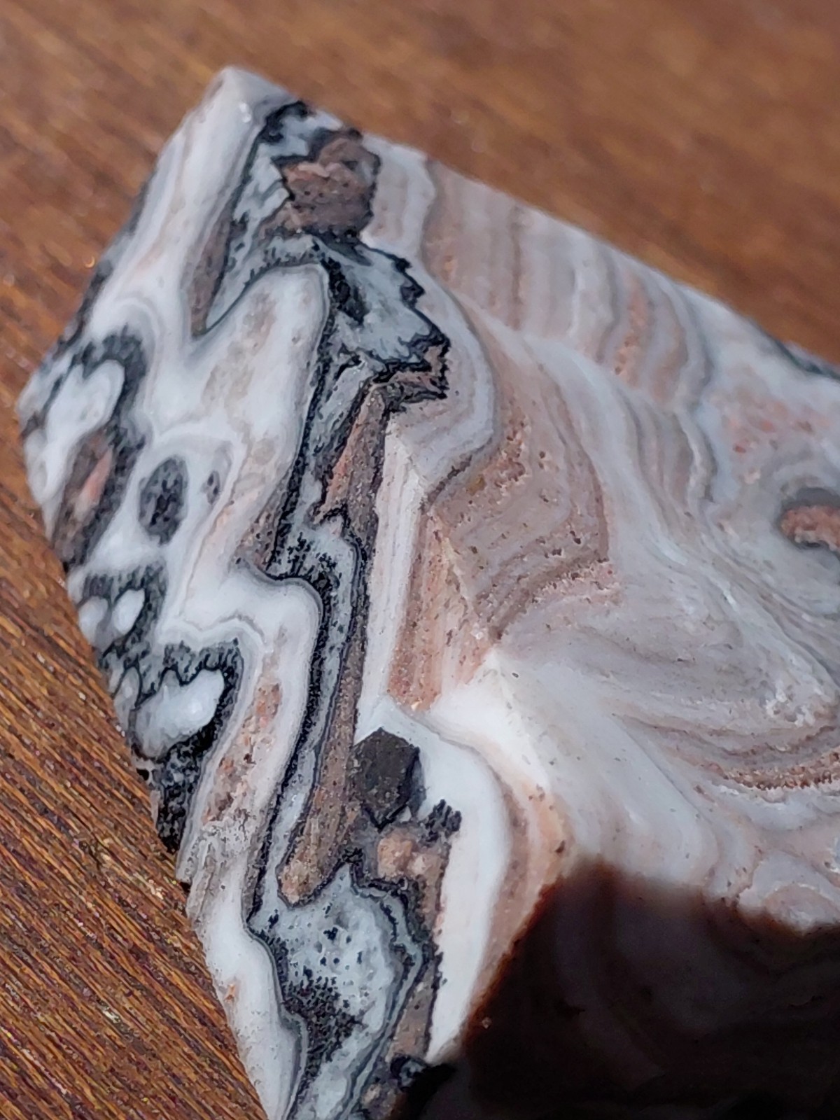 Zebra Calcite Self-Standing “Wedge” Dspl UV Psychedelic Wavey Band 3x 2 1/2″