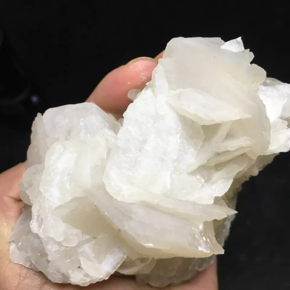558g Rare pink fluorescent calcite comes from Chenzhou, Hunan, China