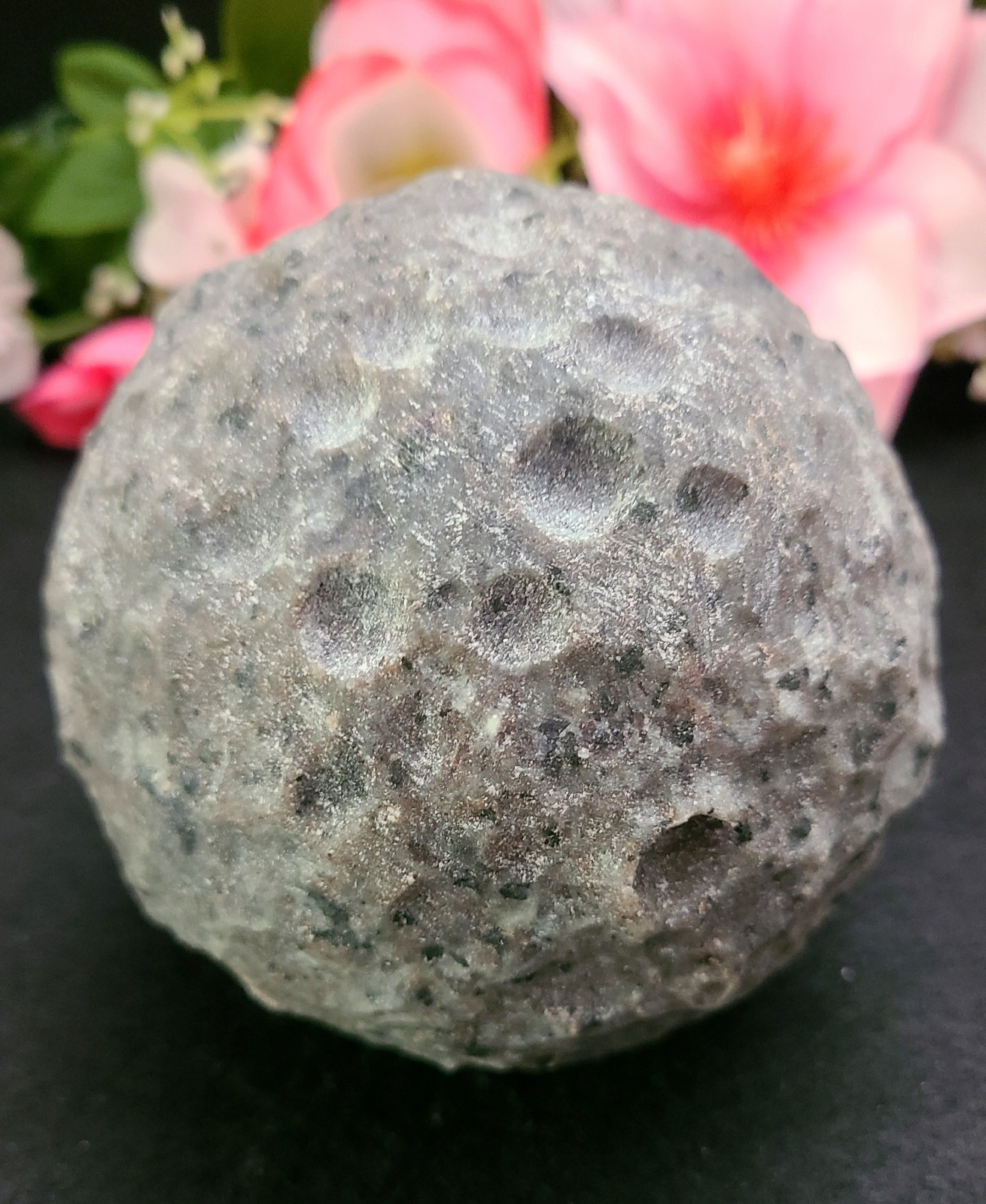 XXL 4″ 1,166g 100mm UV Reactive Glow Yooperlite Full Moon Stone Carving