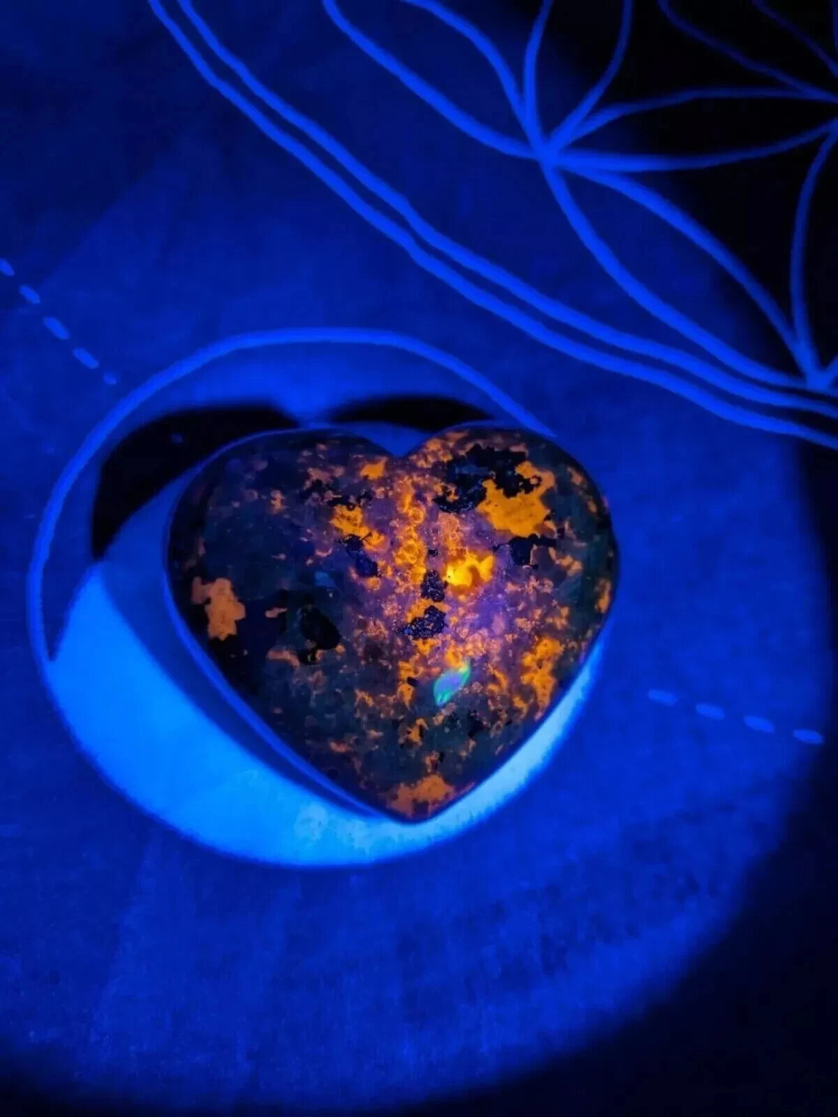 Yooperlite Crystal Heart Tumbled Stone UV Reactive Sodalite Gemstone Home Decor