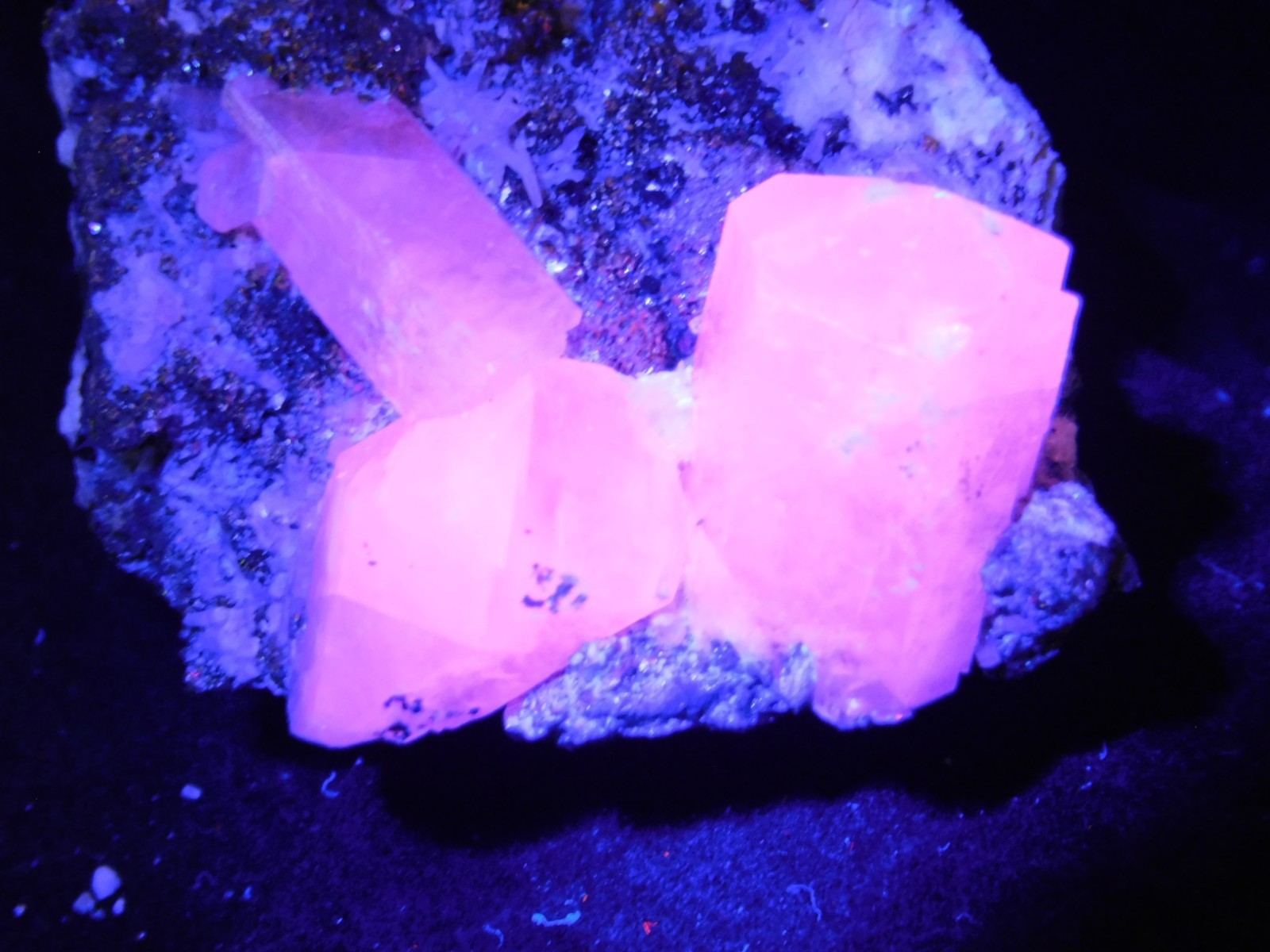 FLUORESCENT Calcite Crystal Cluster with CHALCOPYRITE! Peru 185gr
