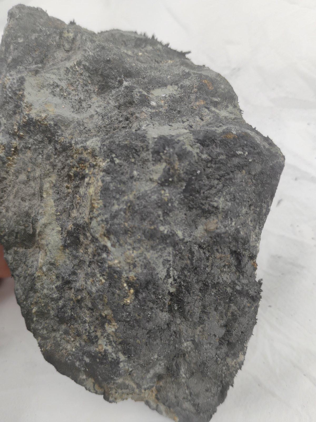 Large Lodestone Magnetite plus smaller stones iron+powder – 3.4 lbs 1542g USA