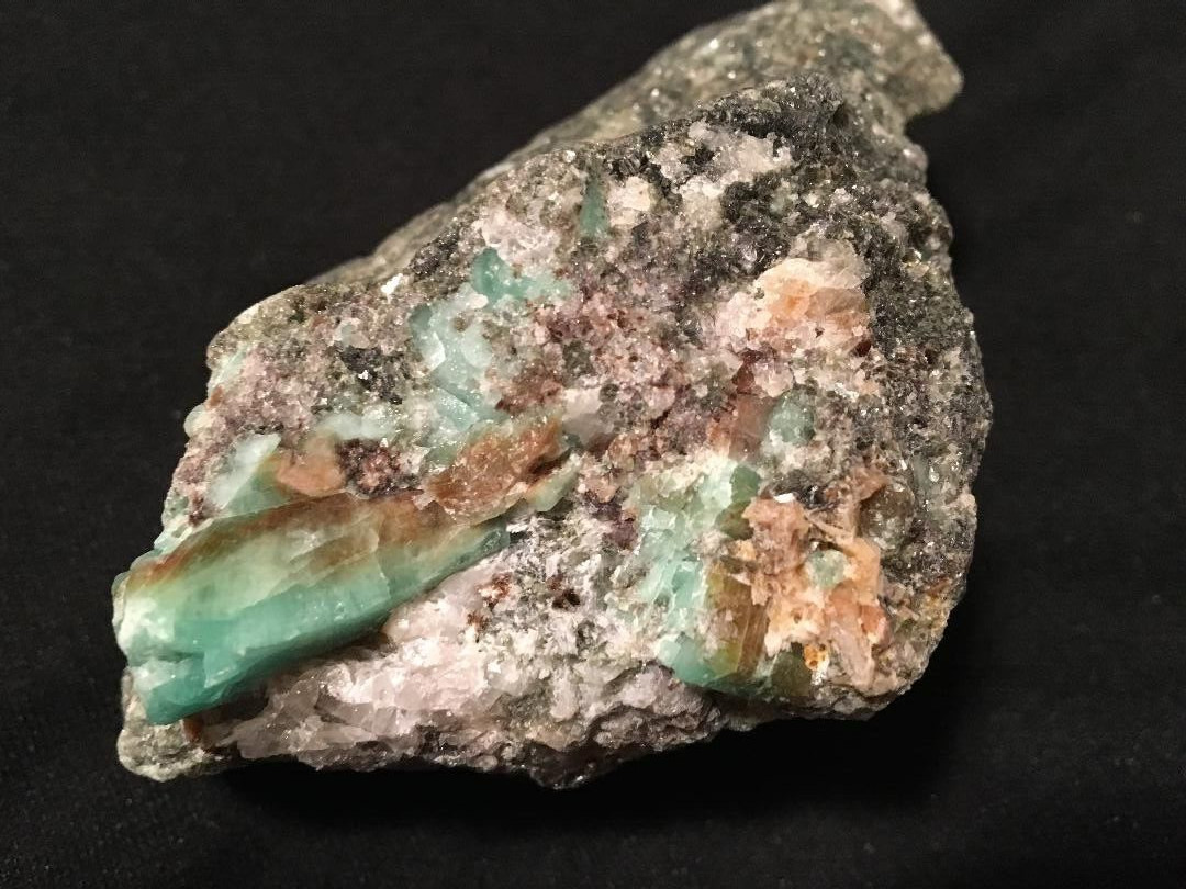KB: SW FL BRIGHT BLUE/WHITE SCHEELITE W/ EMERALD XL FROM YUNNAN PROVINCE, CHINA