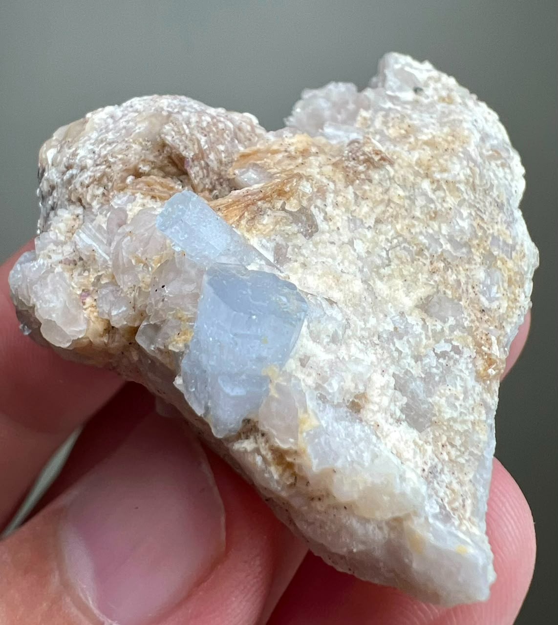 154CT, Top Quality! Natural Sky Blue Aquamarine Crystals with mica on matrix ,PK