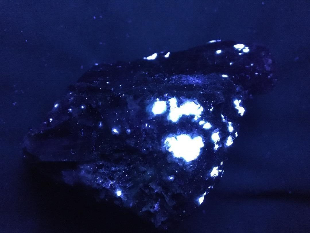 KB: SW FL BRIGHT BLUE/WHITE SCHEELITE W/ EMERALD XL FROM YUNNAN PROVINCE, CHINA