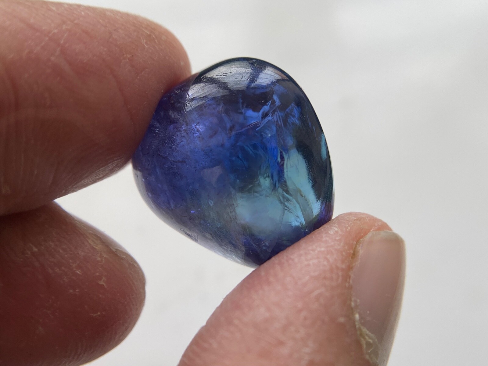 Pleochoric Natural Tanzanite Tumble Polished Bi Color 40 Carats 20x18x14mm