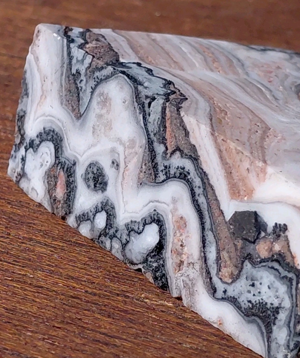Zebra Calcite Self-Standing “Wedge” Dspl UV Psychedelic Wavey Band 3x 2 1/2″