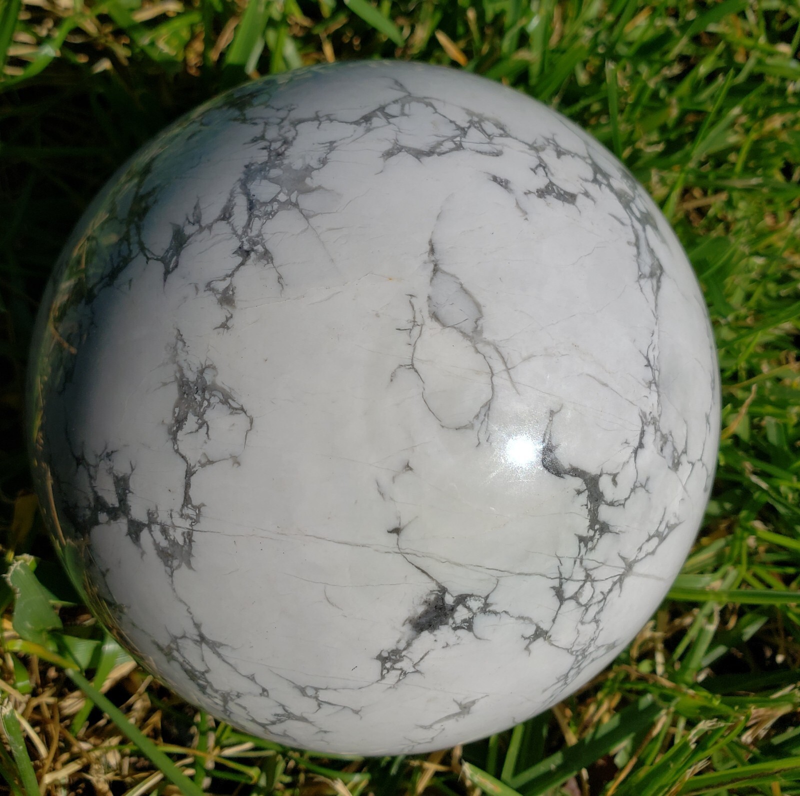 4.0″ Howlite Quartz Crystal Sphere Orb Ball Stone UV Fluorescence, 1812g