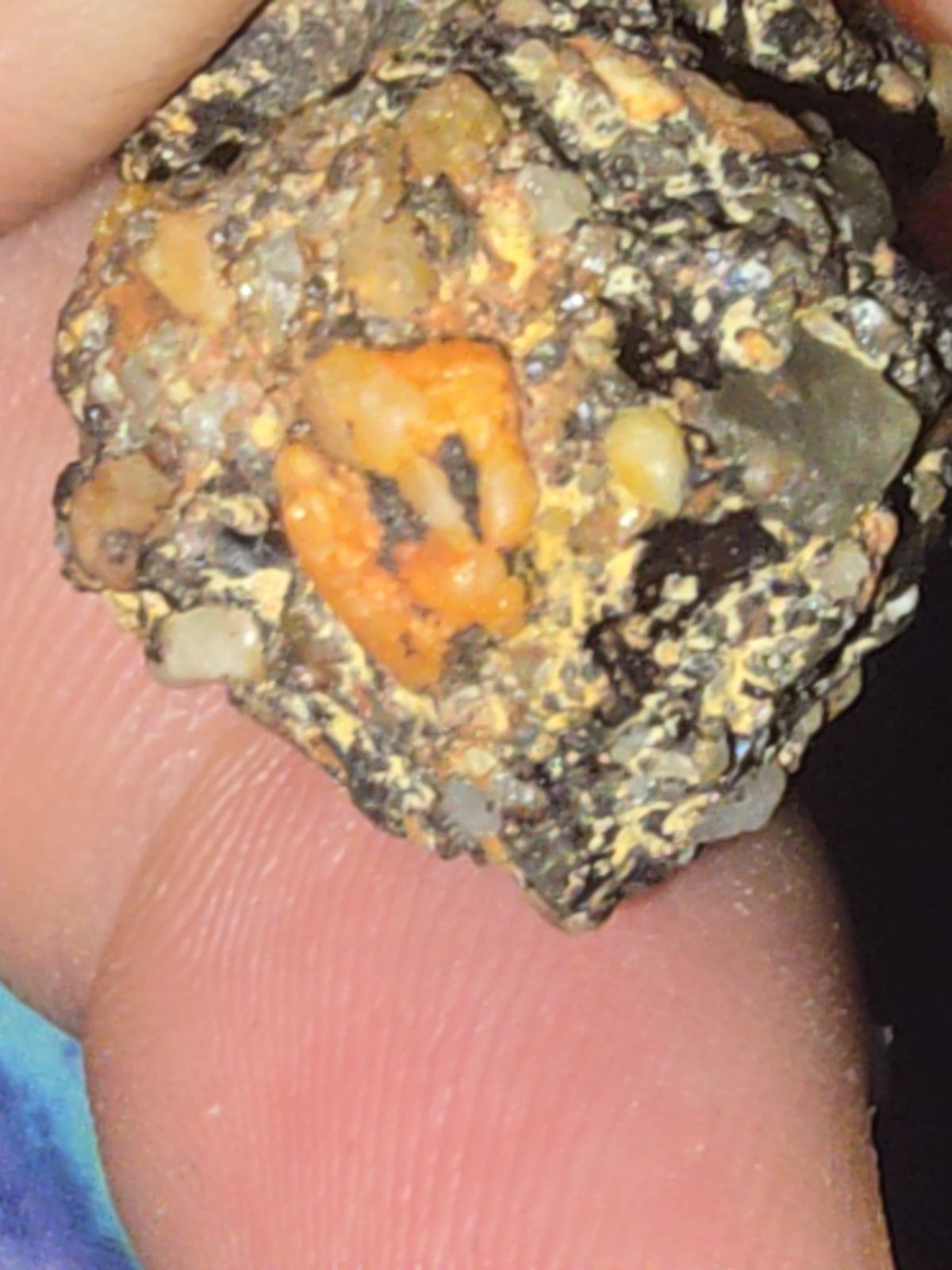 Bearing diamond rock that’s 1 1/2 tall by 1 1/4 inches in whith.