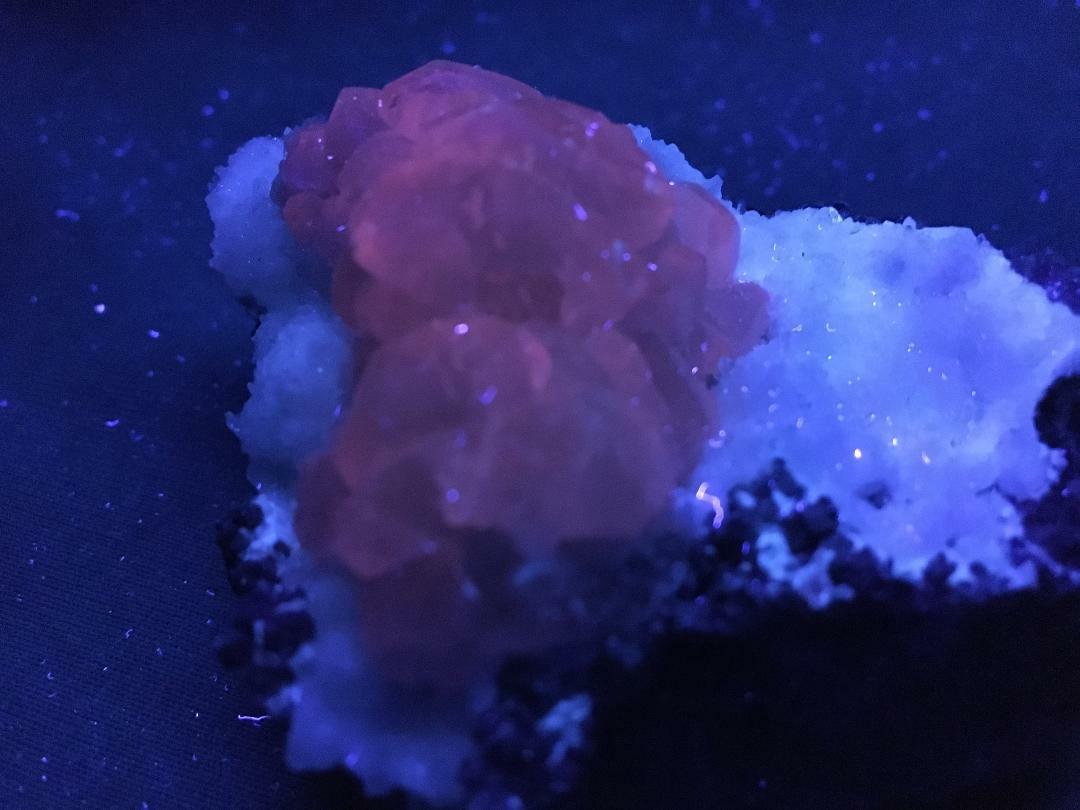 KB: BRIGHT SW FL. RED CALCITE XLS. ON FL. SW WHITE ARAGONITE MATRIX POONA, INDIA