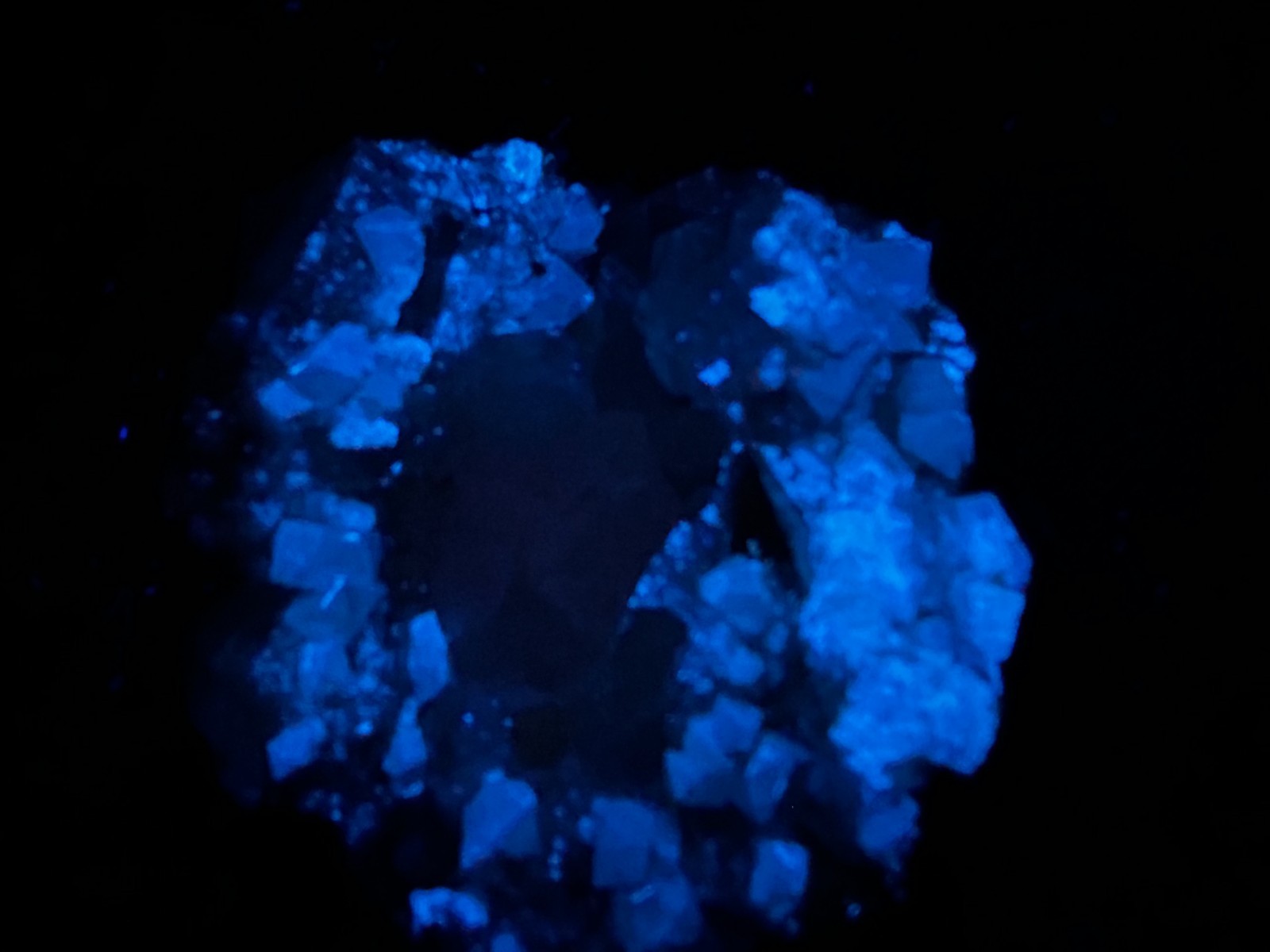KB: SW FL BRIGHT BLUE/WHITE XLS OF SCHEELITE ON MATRIX, HUNAN PROVINCE, CHINA